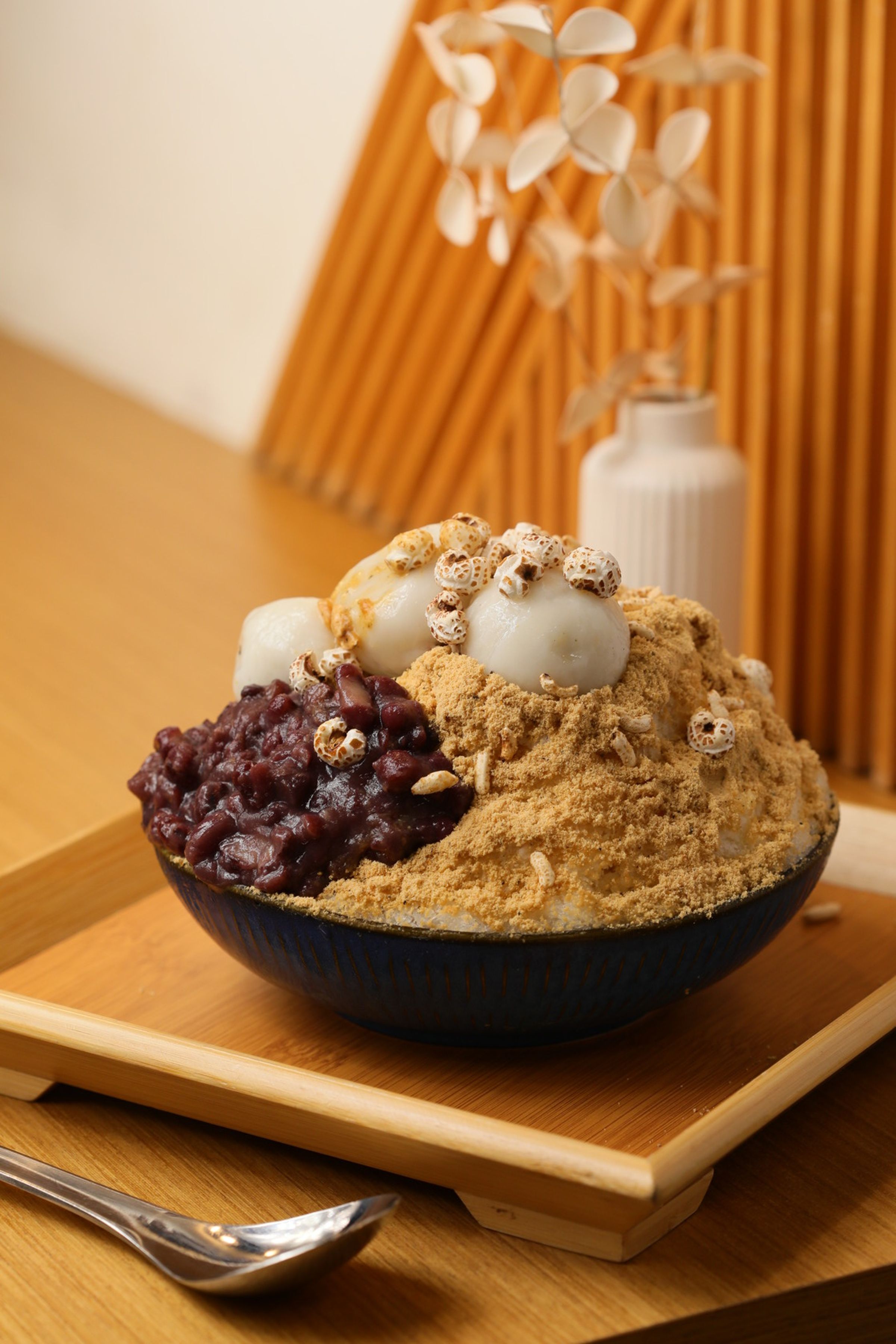 「貳室USroom•dessert」的元宵限定品項「冰火湯圓麵茶冰」」是剉冰撒上純素麵茶與熱湯圓，冷熱結合的創意冰品。（140元/份）
