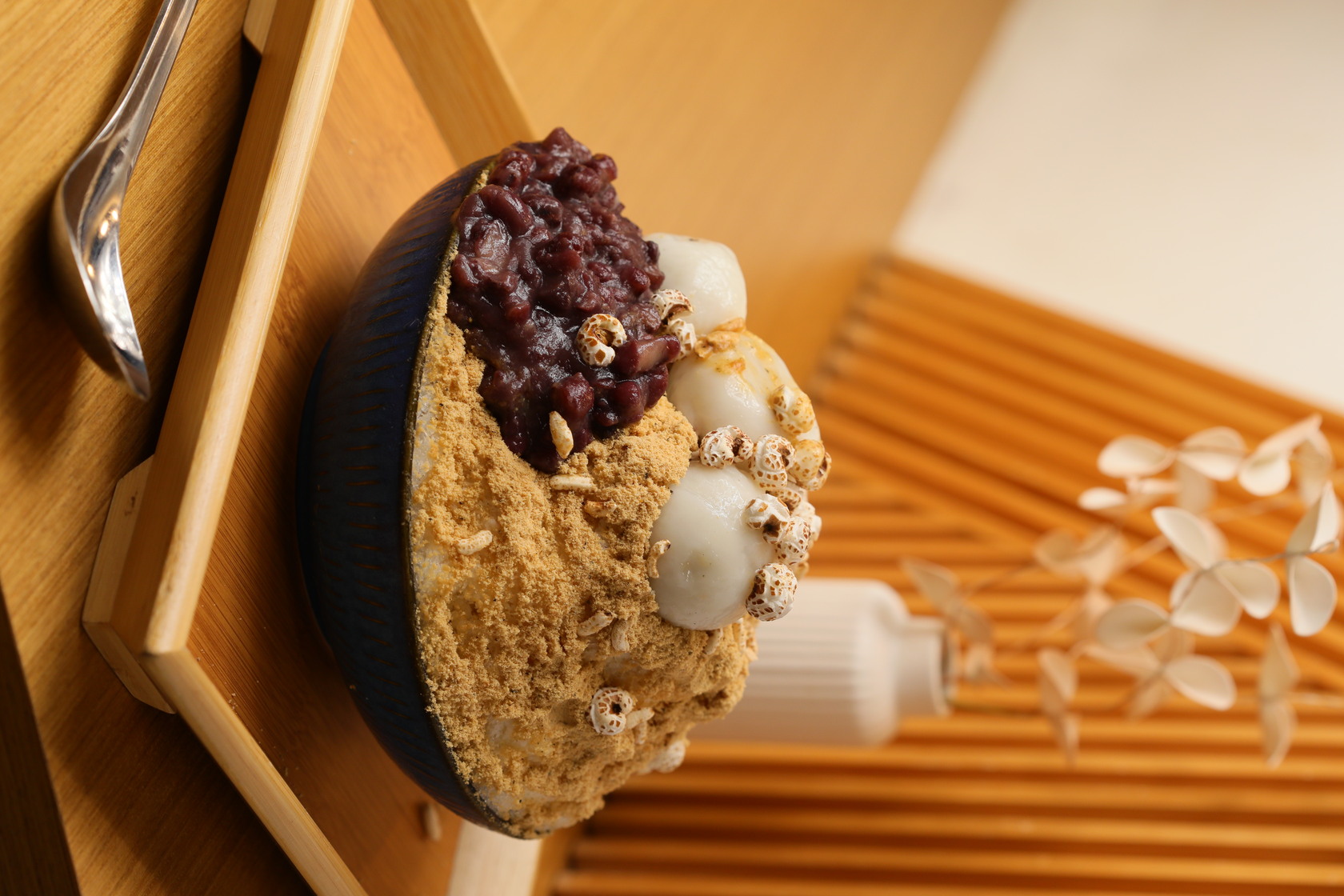 「貳室USroom•dessert」的元宵限定品項「冰火湯圓麵茶冰」」是剉冰撒上純素麵茶與熱湯圓,冷熱結合的創意冰品。(140元/份)