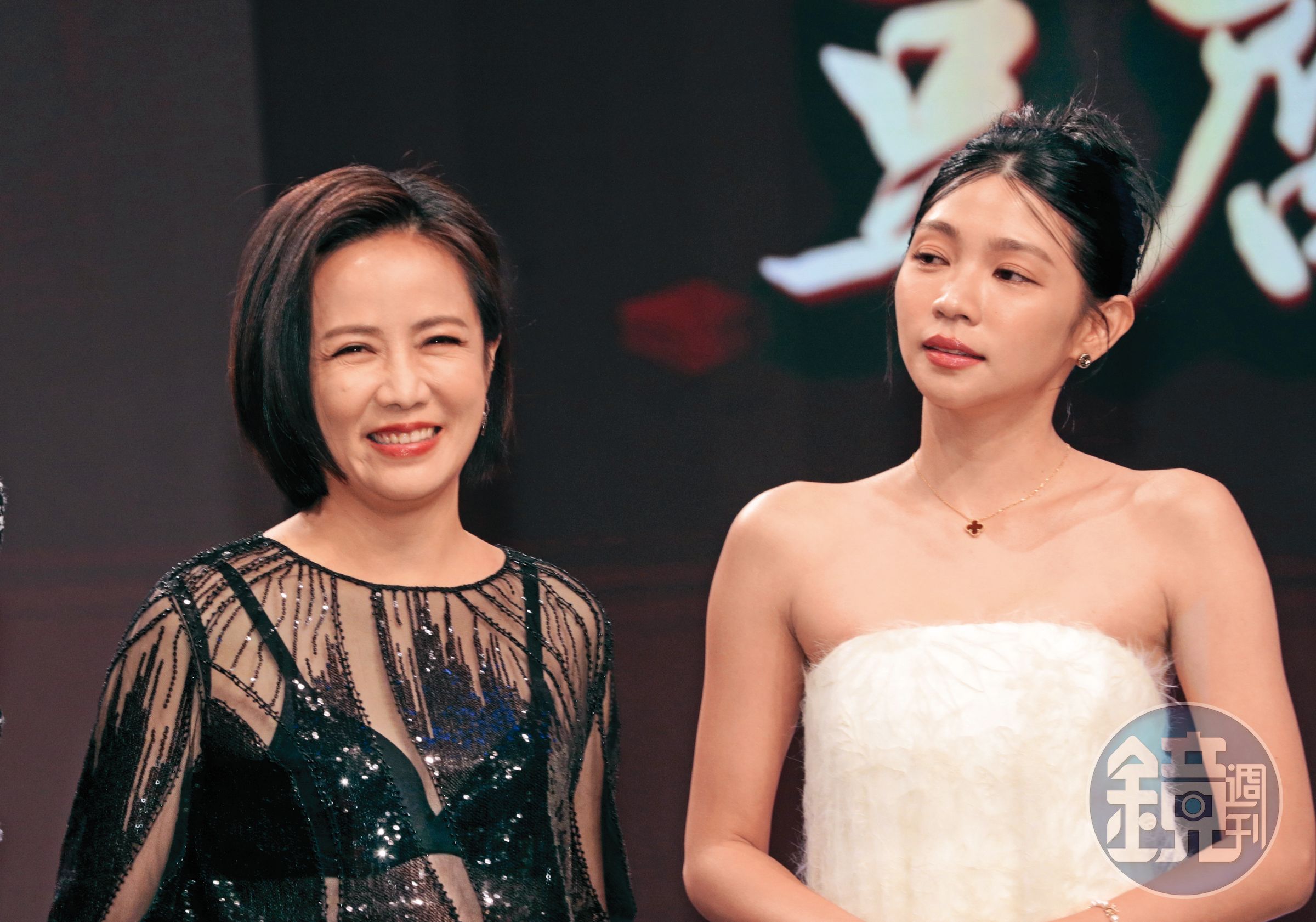 辣個女人陳仙梅(左),導演叫妳降齡,沒叫妳超越曾智希(右)啊!(曾智希躺著也中槍)