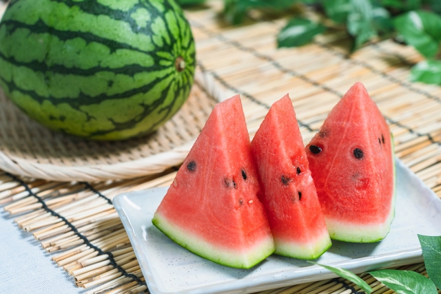 夏天買當季水果西瓜回家時,應留意分裝保存方法,若一個不注意恐將細菌吃下肚。(翻攝自photoAC)