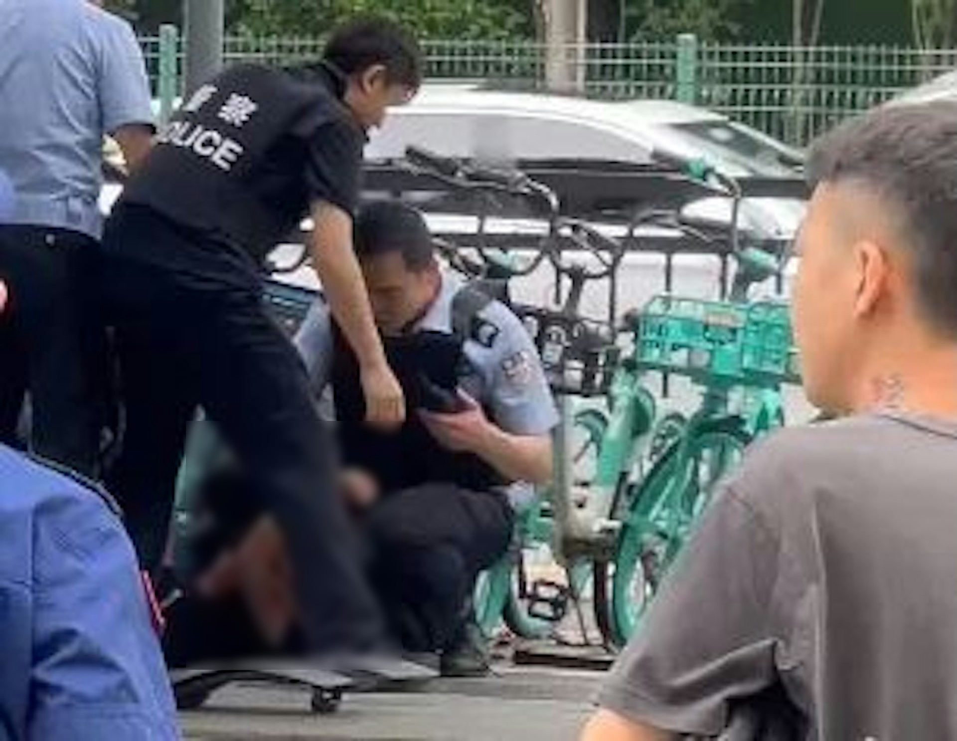 驚悚慎入！中國男搭計程車突發狂，無辜司機慘被狠刺多刀濺血。（翻自《南方都市報》）