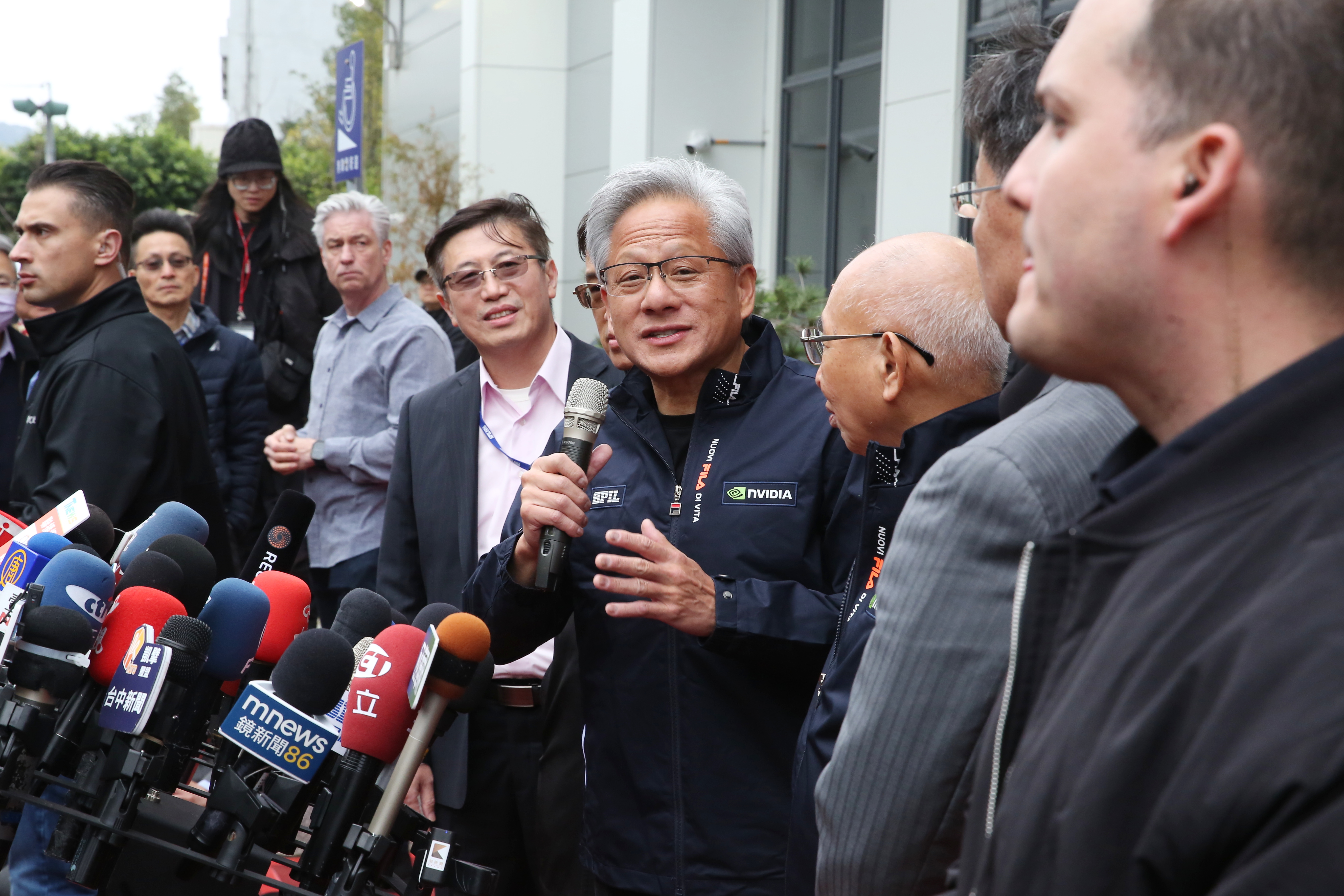 黃仁勳今天飛抵台中清泉崗機場，晚上要去逢甲夜市。