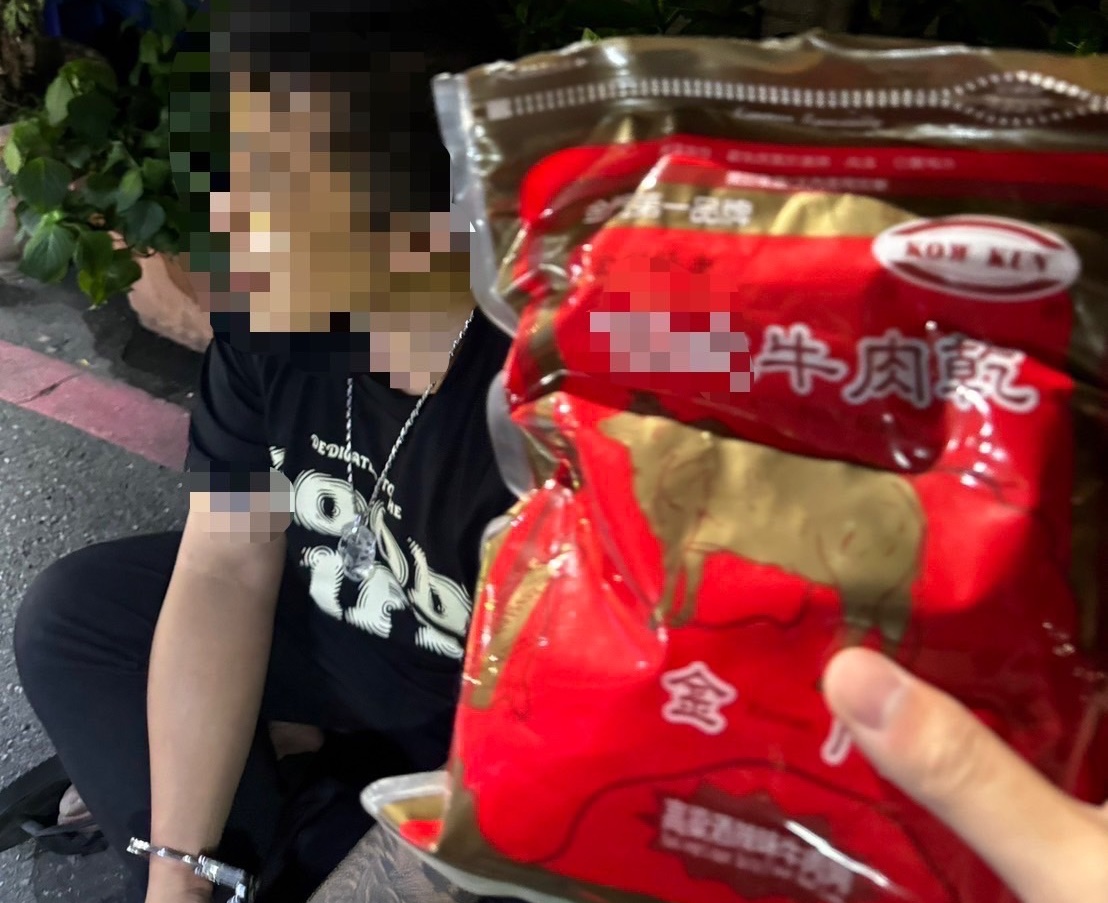 警方從郭男沿路丟棄的牛肉乾包裝袋中找到多包毒品，郭男當場坦承持有毒品。（翻攝畫面）