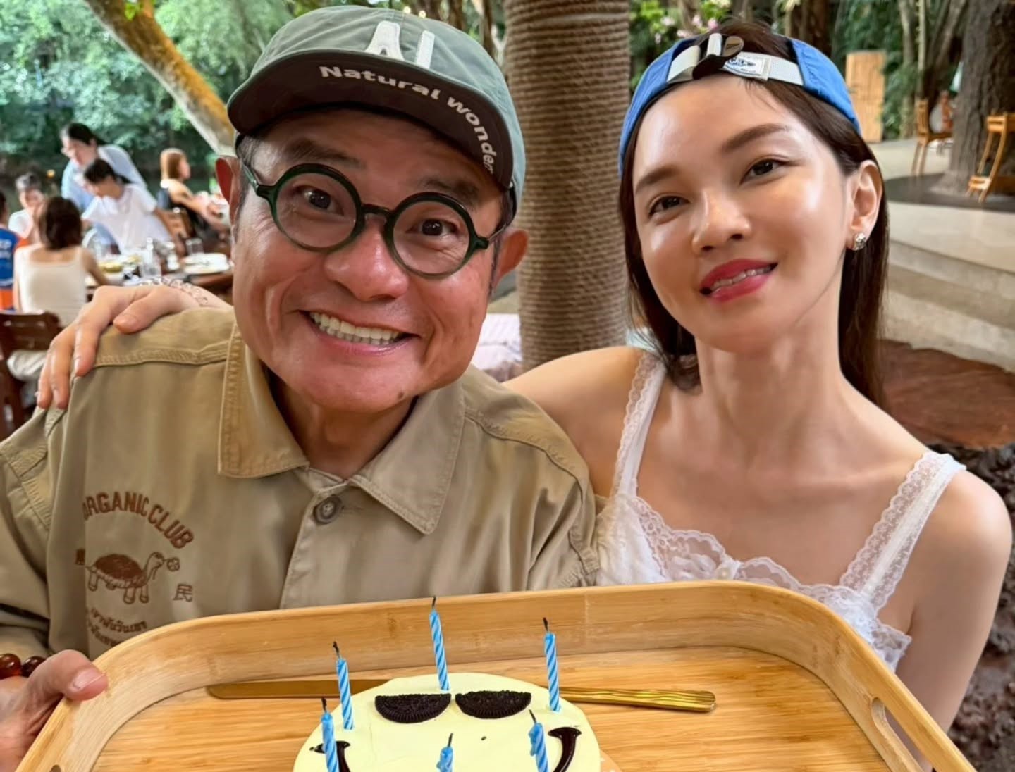 許效舜與小24歲的妻子小鐵結婚後，隔年拿下金鐘獎主持人獎。（翻攝自小鐵IG)
