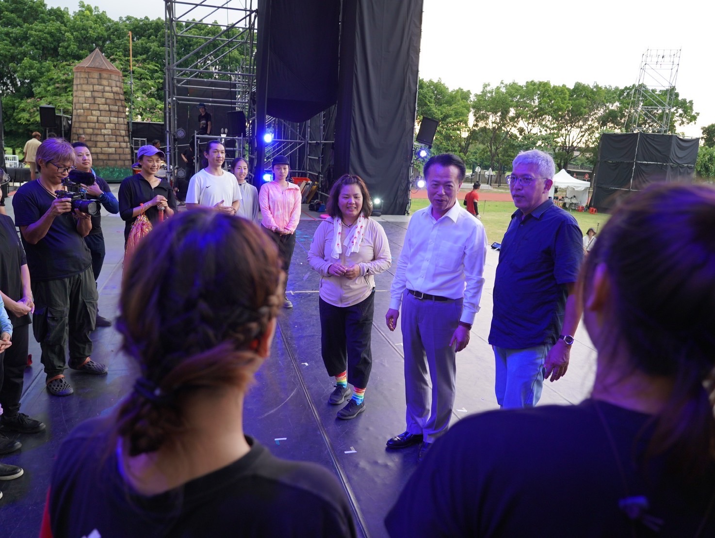  文化部「庄頭劇場」嘉義大林場倒數2天，嘉義縣長翁章梁到現場探班。（紙風車劇團提供）