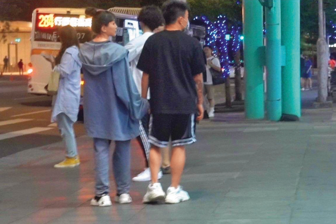Toyz（右）和榕榕子（左）街上牽手被直擊，當時女方還未離婚，有小王之嫌。（讀者提供）