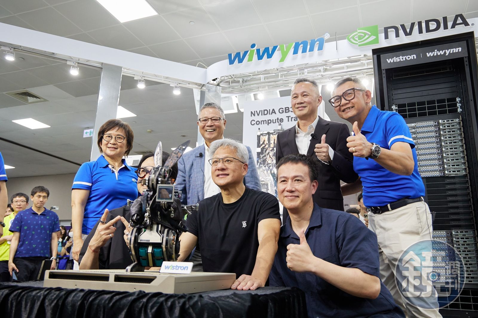輝達創辦人黃仁勳親自到台北國際電腦展的廠商攤位進行巡禮，吸引種眾人目光。（圖／鏡週刊提供）