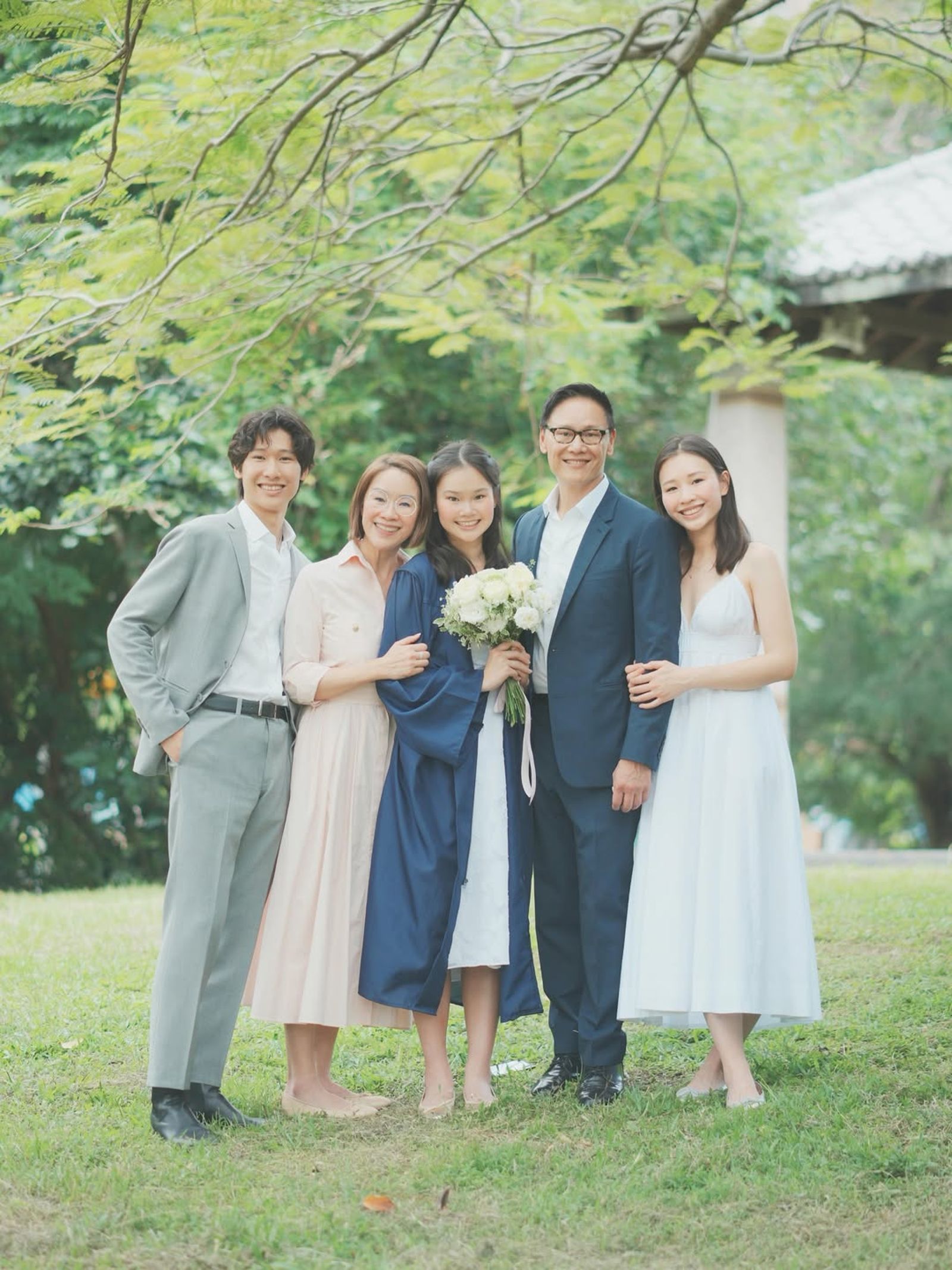 徐承義（右二）與吳丹鳳（左二）育有3名子女，小女兒Sophie（中）近日高中畢業。（翻攝kellyywoo IG）