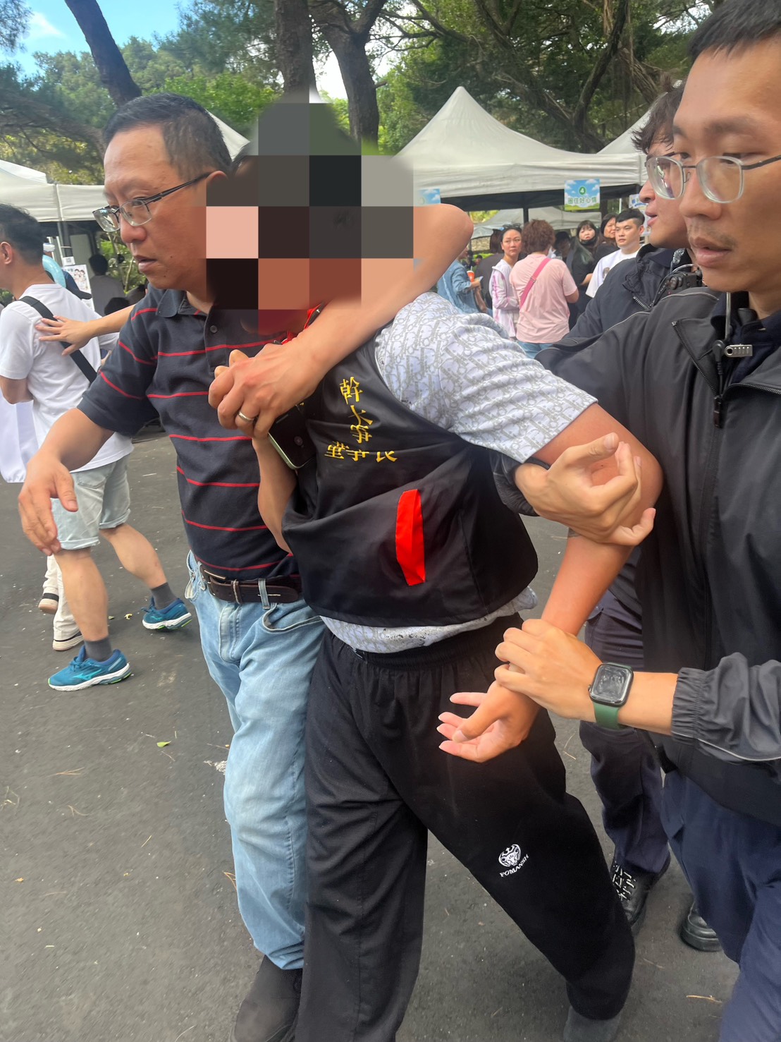 「吃屎哥」游男為了想紅蛋襲柯文哲，還安排友人在旁網路直播。翻攝畫面