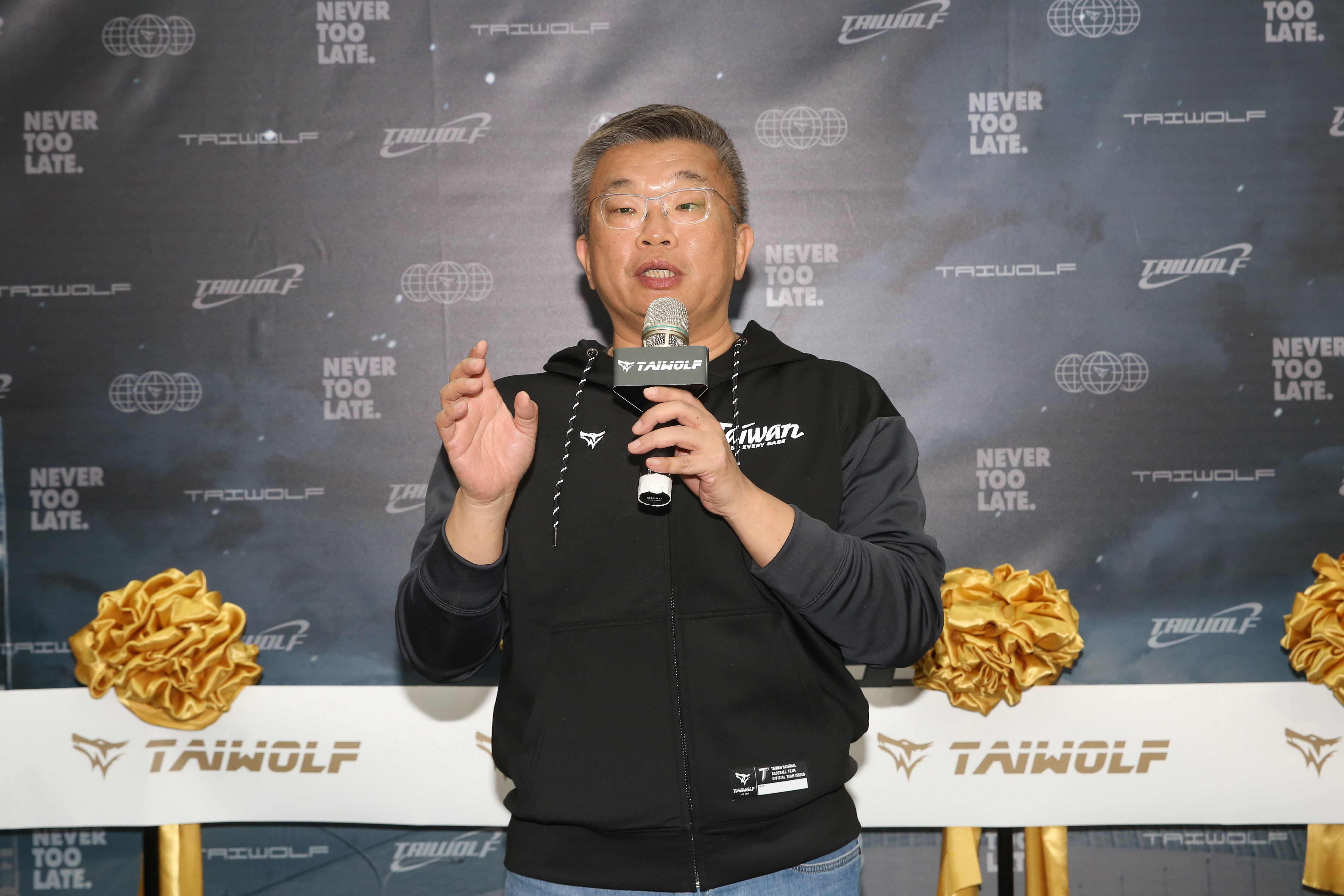 WBC台日大戰門票秒殺，無法入場球迷敲碗「台灣之夜」一起看轉播替台灣隊應援。（鏡報董孟航）