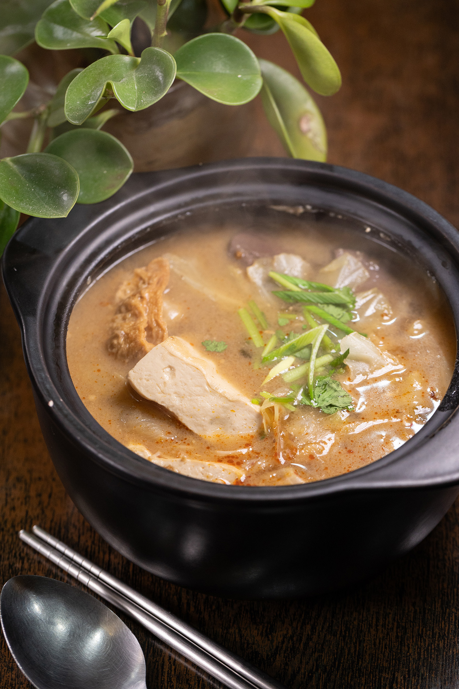 「麻辣綜合湯」能吃到臭豆腐、鴨血、豆皮等配料，搭配微辣溫潤的湯底，很適合冷天時享用。（85元／份）