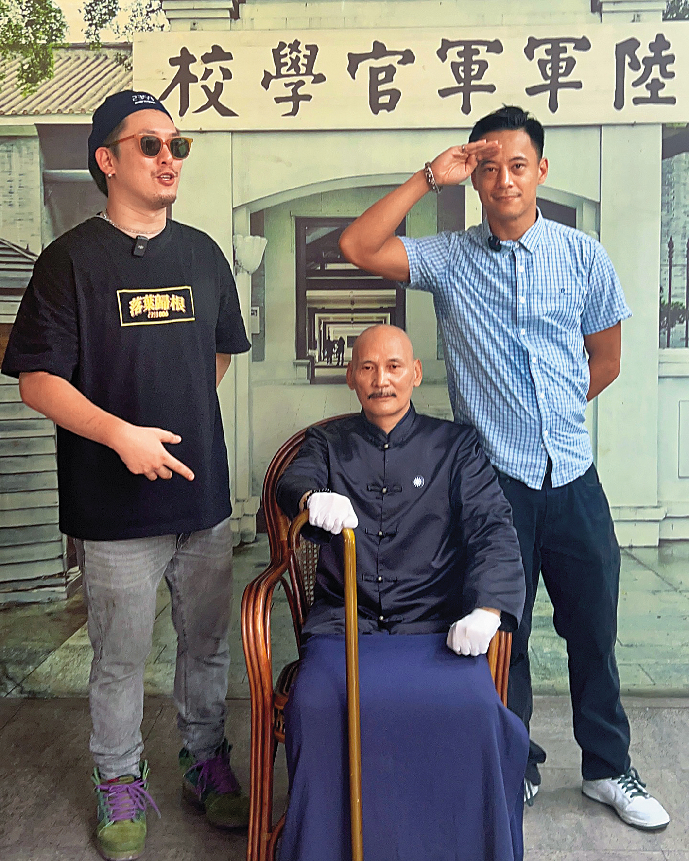 蔣友青（右）上網紅YouTube節目，回到大陸寧波奉化和蔣中正蠟像合照，還大喊兩岸一家親。（翻攝自Michael Luo臉書）