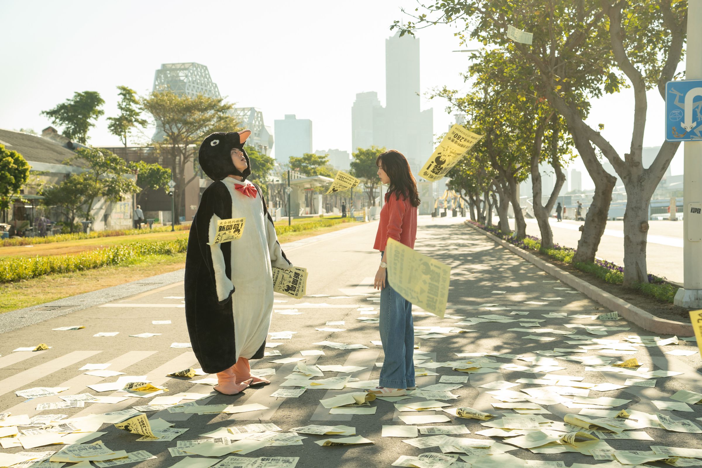 《命中註定那頭鵝》中,女主角林奕嵐愛上了穿上企鵝裝的詹懷雲。(双喜電影提供)