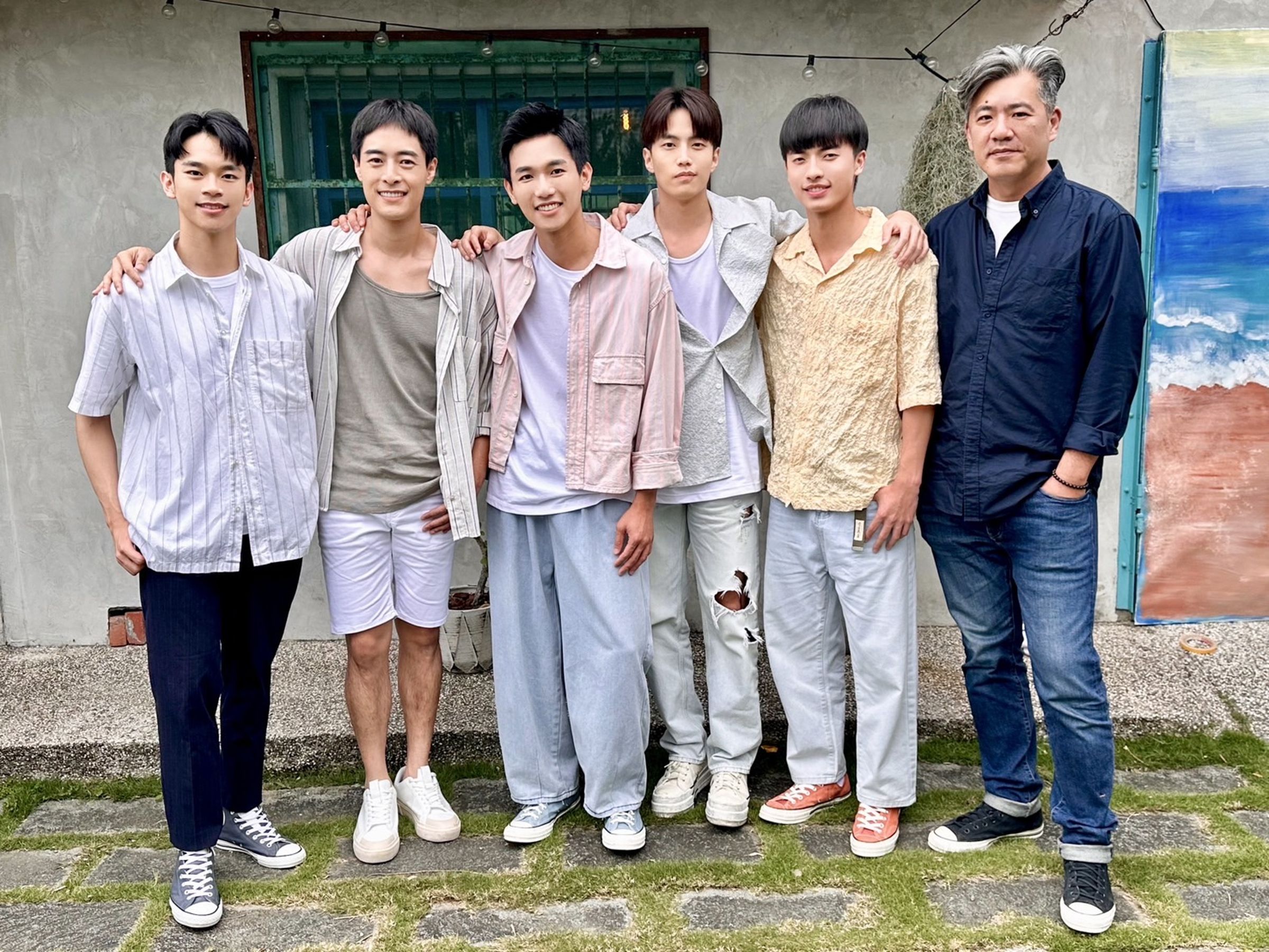 導演郝心翔（右）今率KKTV 全新BL劇《印象.青春》演員在宜蘭拍攝中。（達騰娛樂提供）