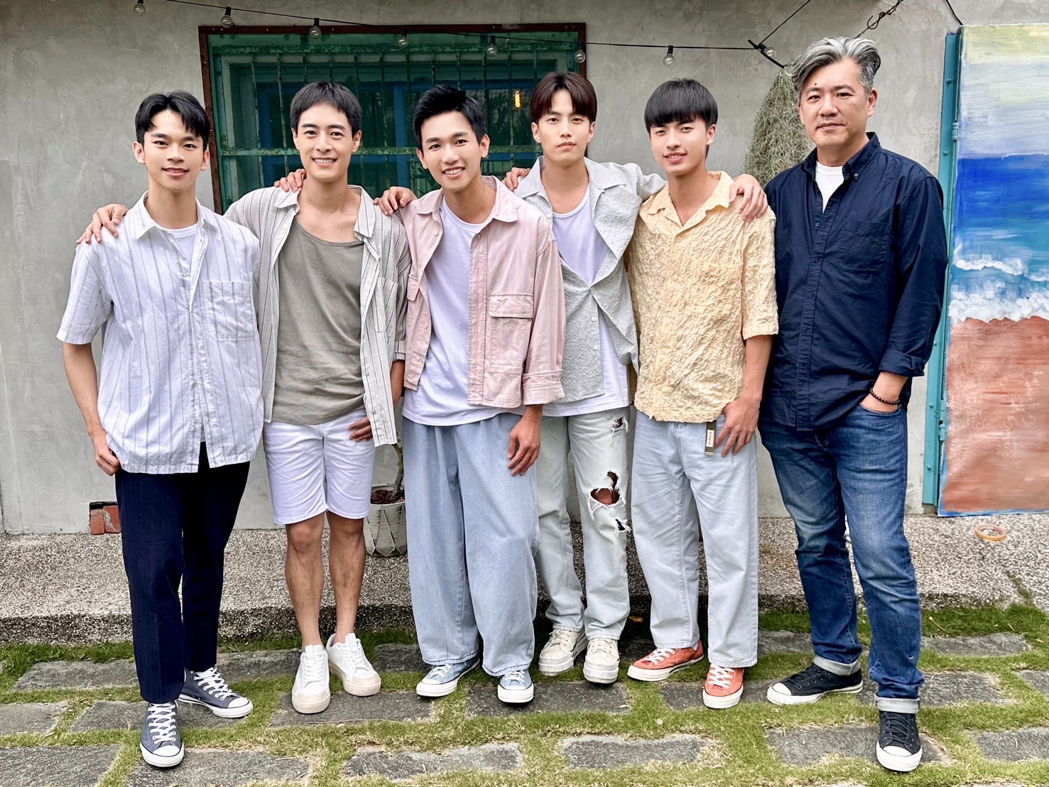 導演郝心翔（右）今率KKTV 全新BL劇《印象.青春》演員在宜蘭拍攝中。（達騰娛樂提供）