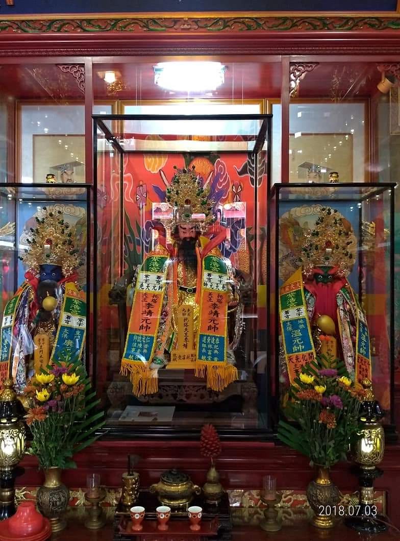 紙終究還是怕鞭炮火星及長期煙燻，因此有些神像會罩上玻璃保護。（讀者提供）