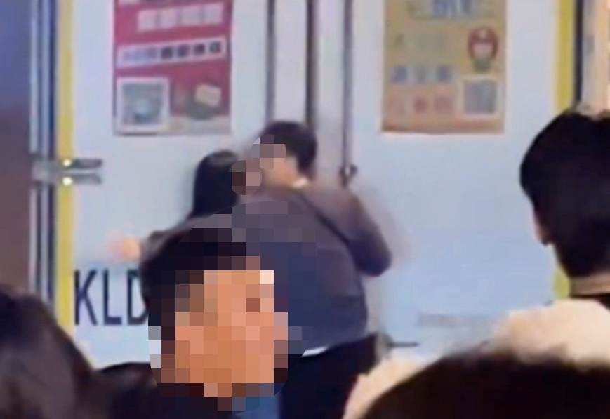 一對酒醉情侶攀爬上超商物流貨車搭便車一同行進。（翻攝自社會事新聞影音）