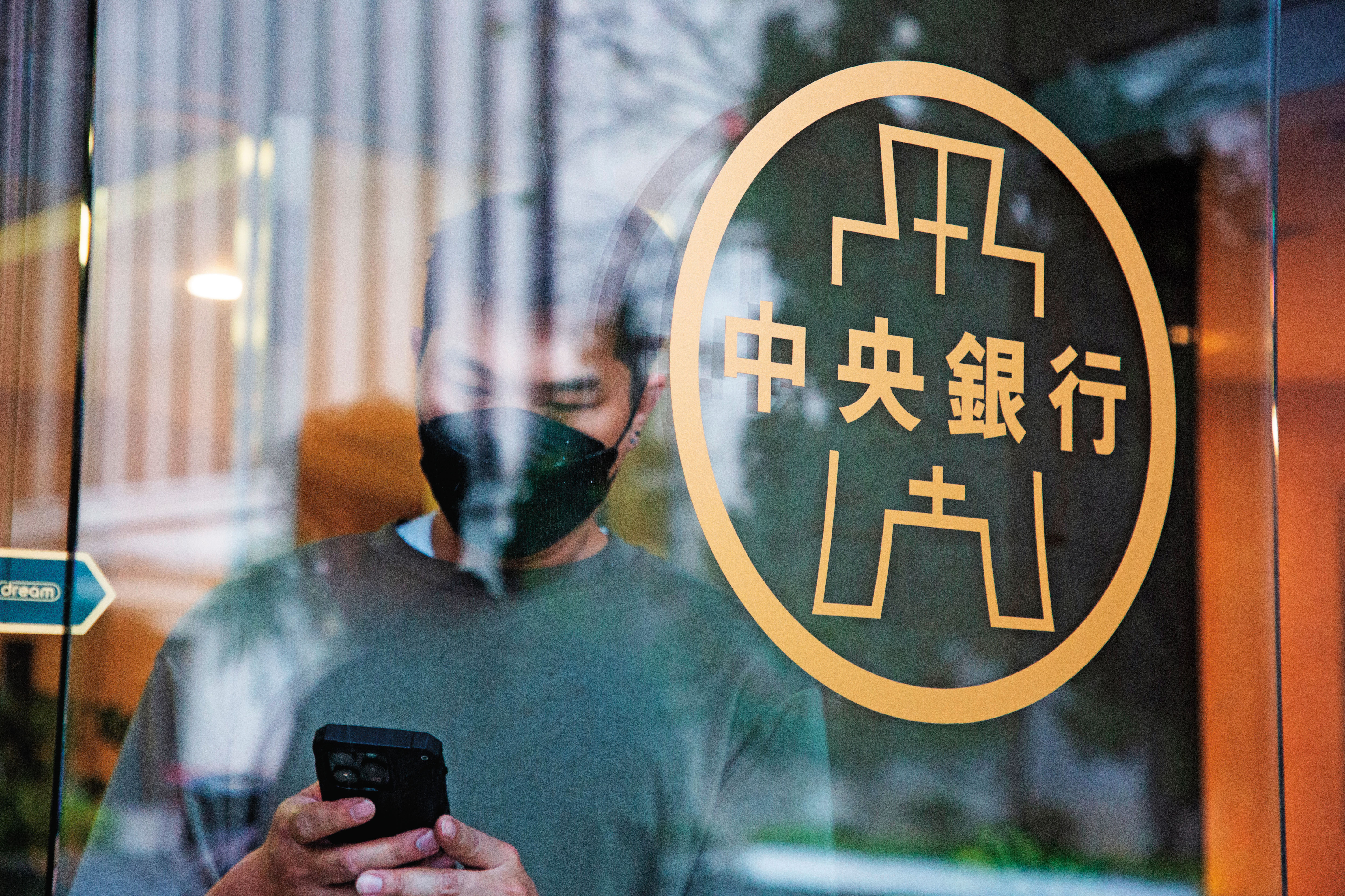 台灣央行宣布升息半碼，重貼現率上升至2％，重回2008年12月水準。