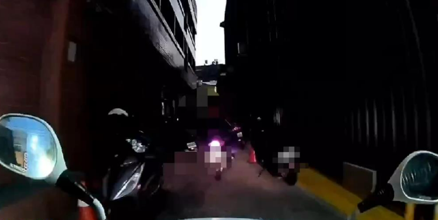 高雄張姓男子日前未戴安全帽騎機車，途中遭大寮所員警攔查。（翻攝畫面）