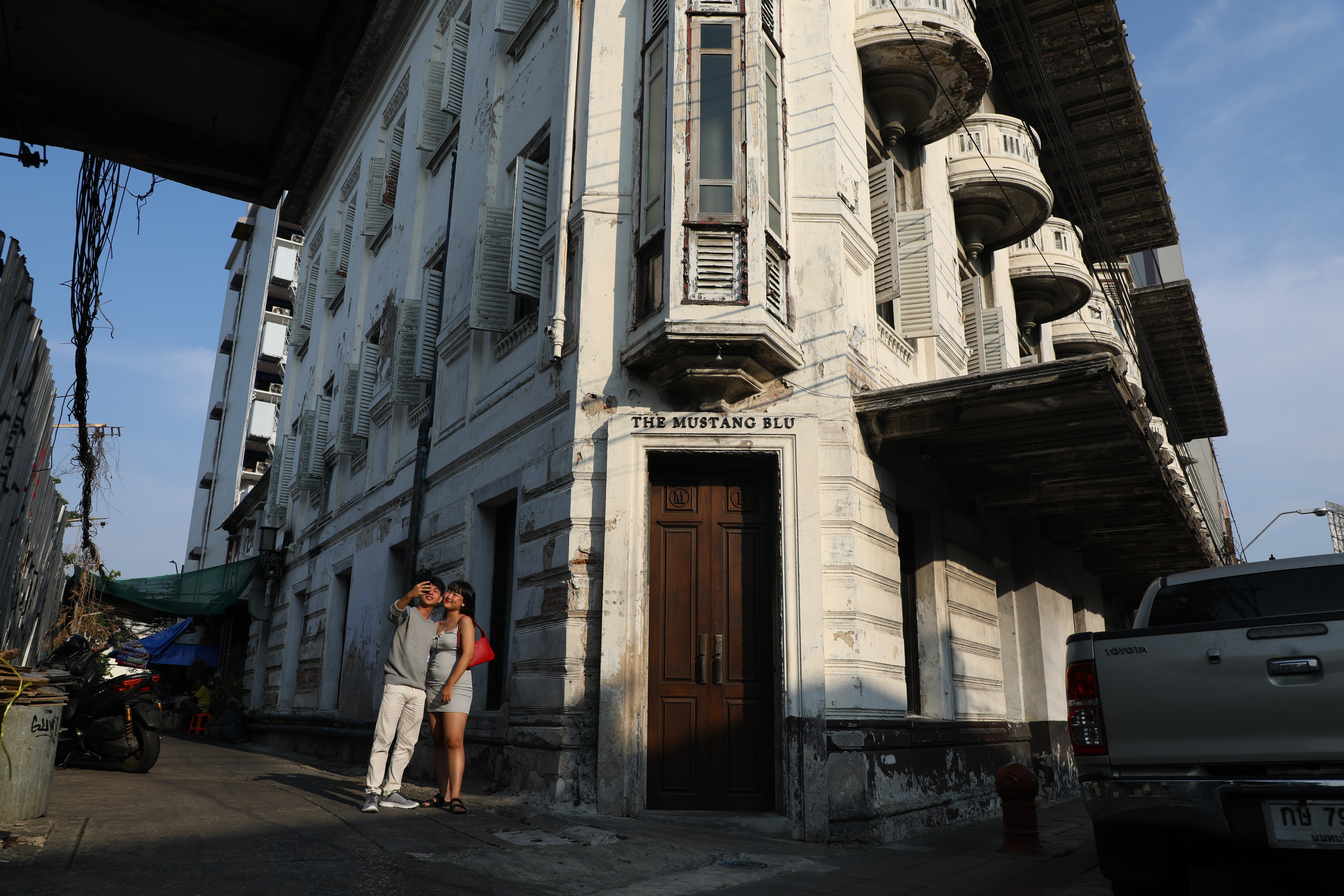 通往「The Mustang Blu」咖啡廳的古老木門前，是最佳拍攝背景。