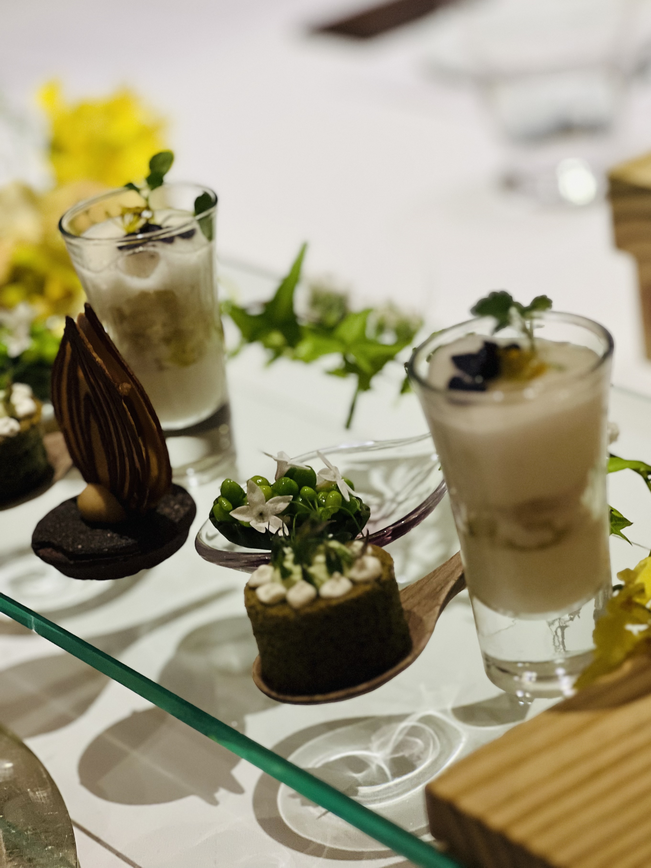 蟹肉杯、蘆筍戚風蛋糕、蛤蜊小塔、洋蔥餅乾，呈現4種截然不同的風味。