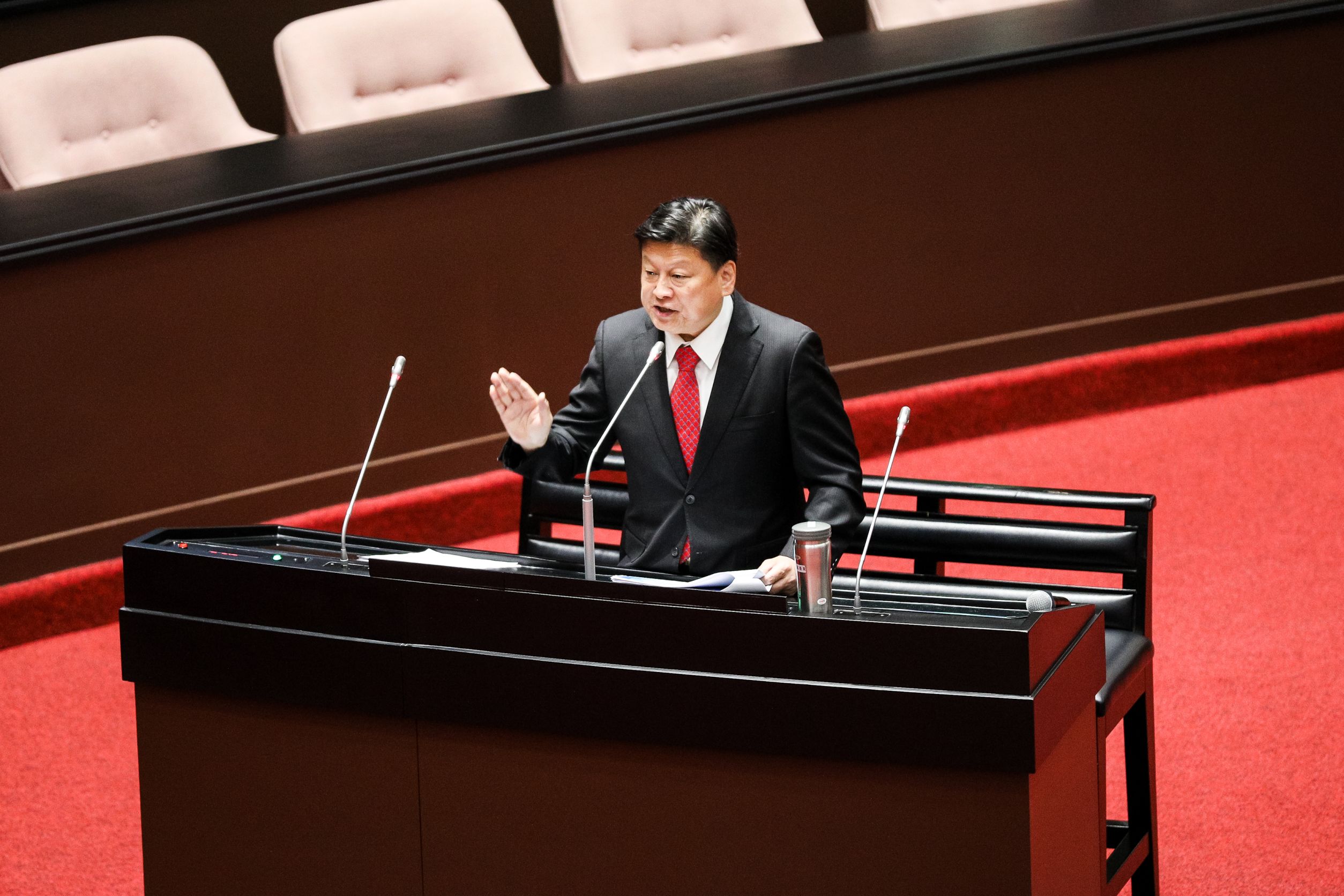 傅崐萁被反譏花蓮縣議會的表現，氣得拍桌怒嗆卓榮泰「你不是地方議會議員」。