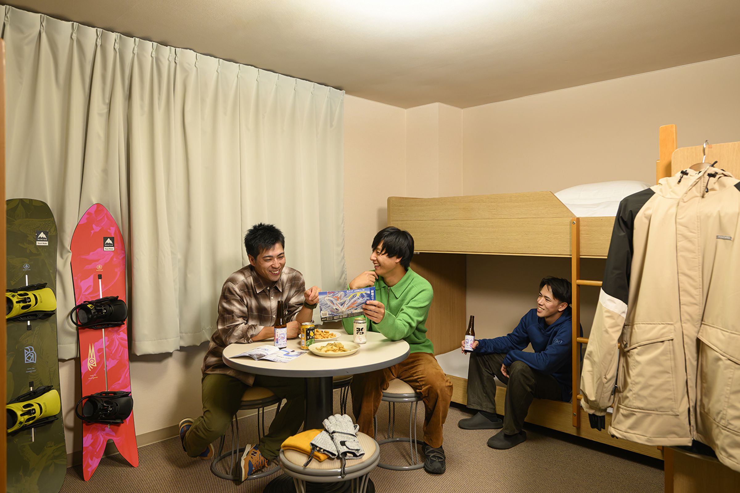 和好友一起入住BunkLodge NEKOMA的6人房,滑完雪還可徹夜聊天。(BunkLodge NEKOMA提供)