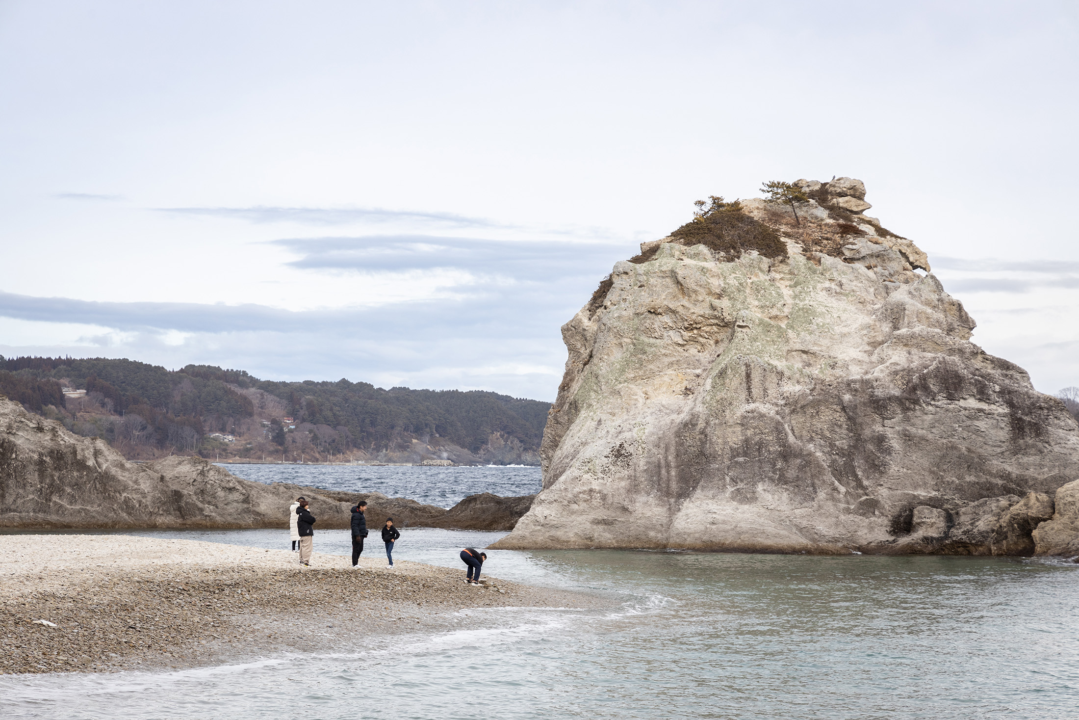 淨土之濱以閃耀的白色流紋岩、翠綠松樹、湛藍海水，交織出宛如極樂淨土般的美景而得名。
