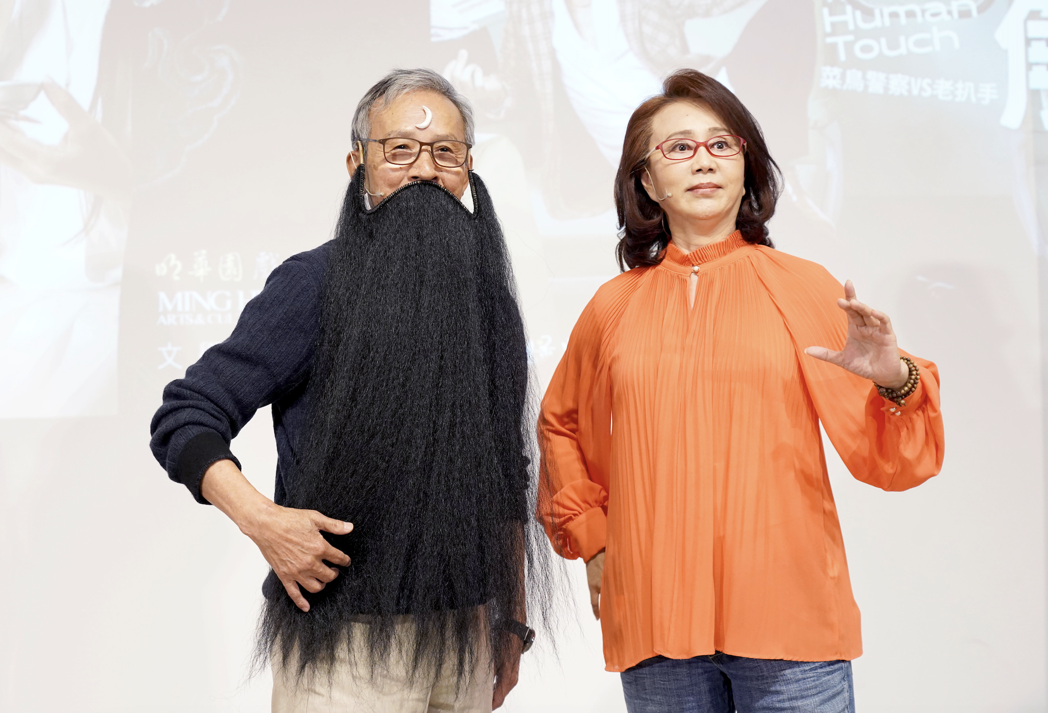 吳念真(左)戴鬍子與月牙印扮包公,和孫翠鳳帥氣合照。(張大魯攝影-綠光創藝提供)