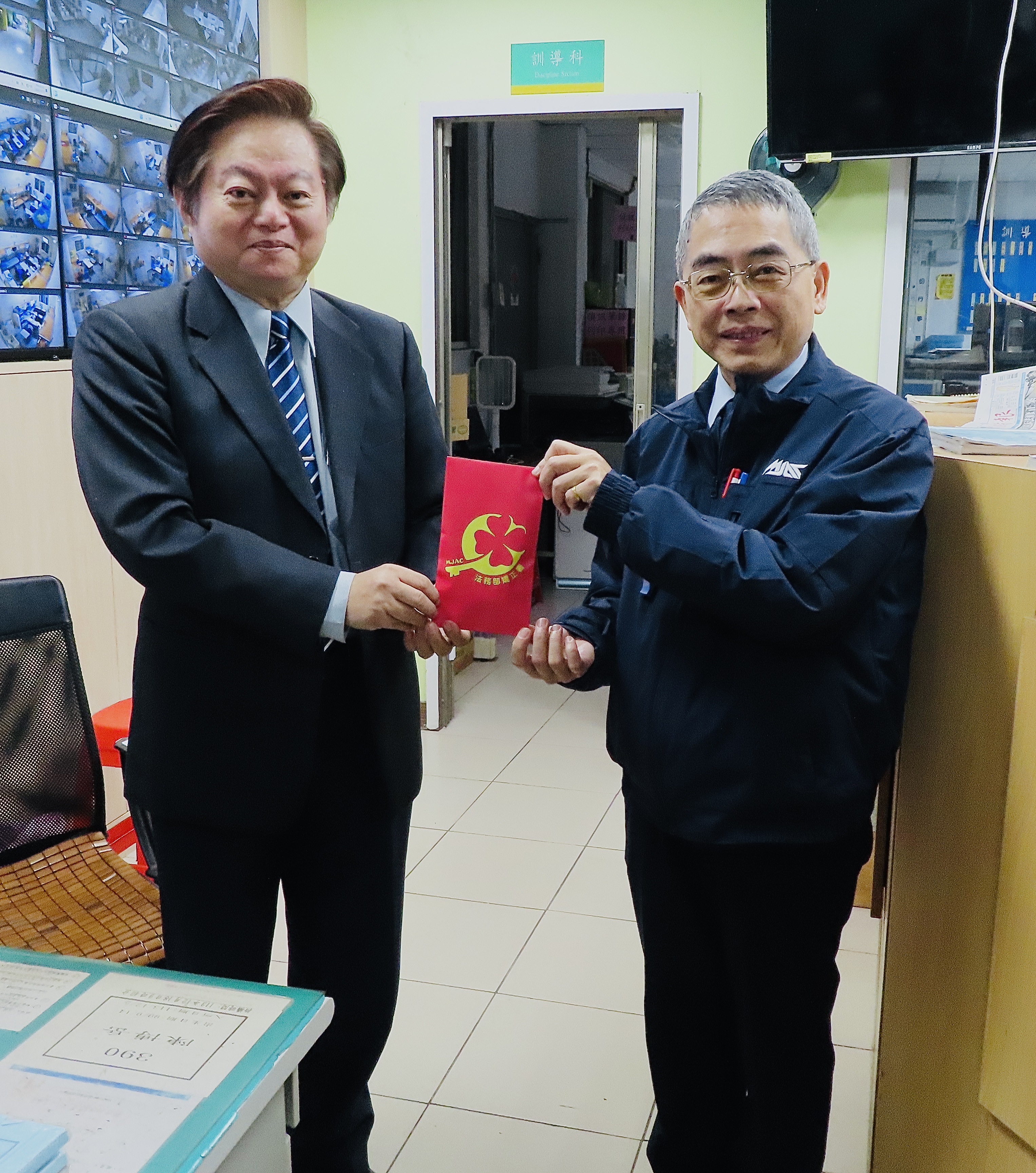 矯正署署長周輝煌體恤矯正同仁辛勞，昨晚（23日）趕往敦品中學、桃園少年觀護所及臺北少年觀護所，慰問值班人員，勉勵對收容少年付出更多耐心與愛心。（矯正署提供）
