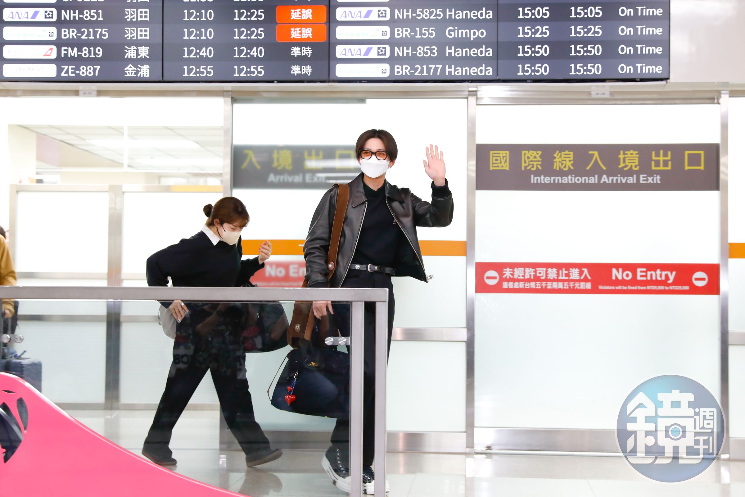 日星八木勇征今(6日)上午抵達台北松山機場,看到粉絲接機開心地揮手。