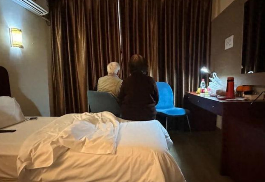 上海一對老夫妻將唯一房子過戶給孫子後，被兒孫聯手趕出家門，流落短租旅社。（翻攝微博）