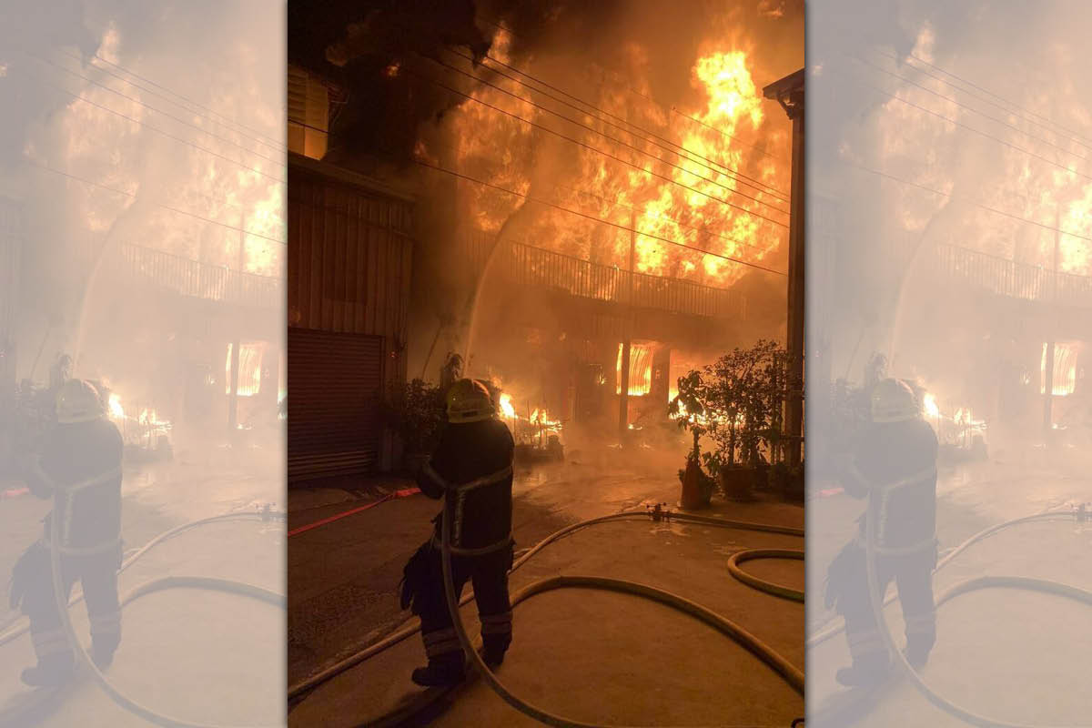 南投縣埔里鎮鐵山路1棟2層鐵皮屋發生大火，現場一片火海，消防人員全力灌救。（翻攝畫面）