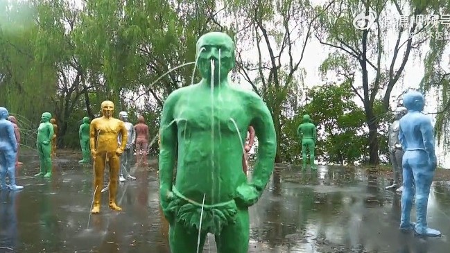 上海東方綠舟的池中人雕像近期成為網上討論焦點,多數網友認為氣氛陰森,宛如邪教儀式。(翻攝微博)