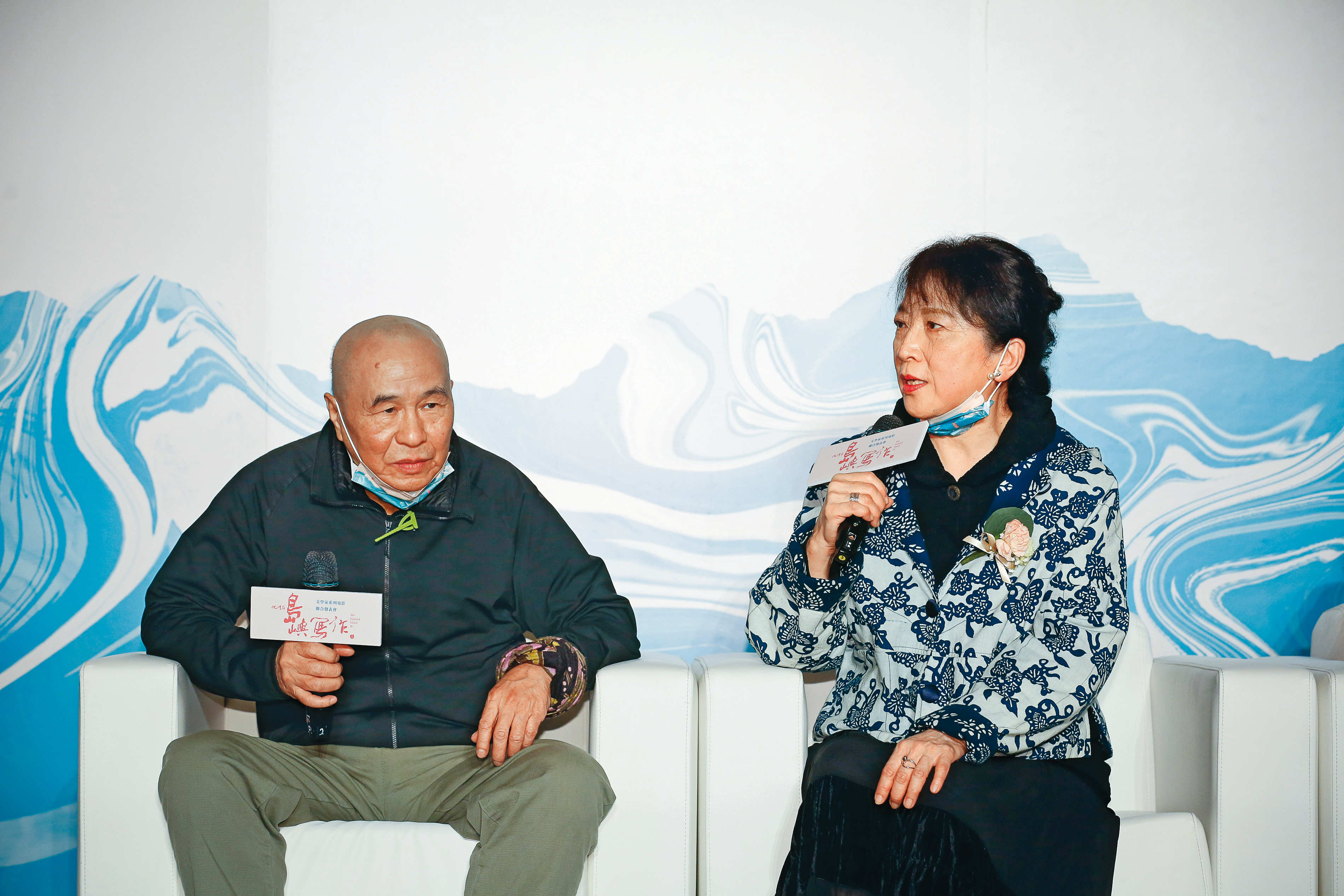 2022年2月侯孝賢（左）現身《他們在島嶼寫作》第三系列記者會，力挺御用編劇朱天文（右），她也是該系列紀錄片《願未央》的導演。