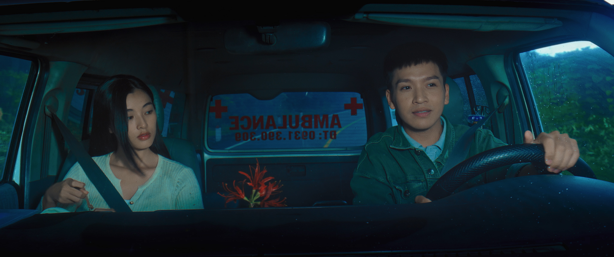 越南票房冠軍《陰陽路》由知名歌手兼演員白公卿（右）主演。   （車庫娛樂提供）