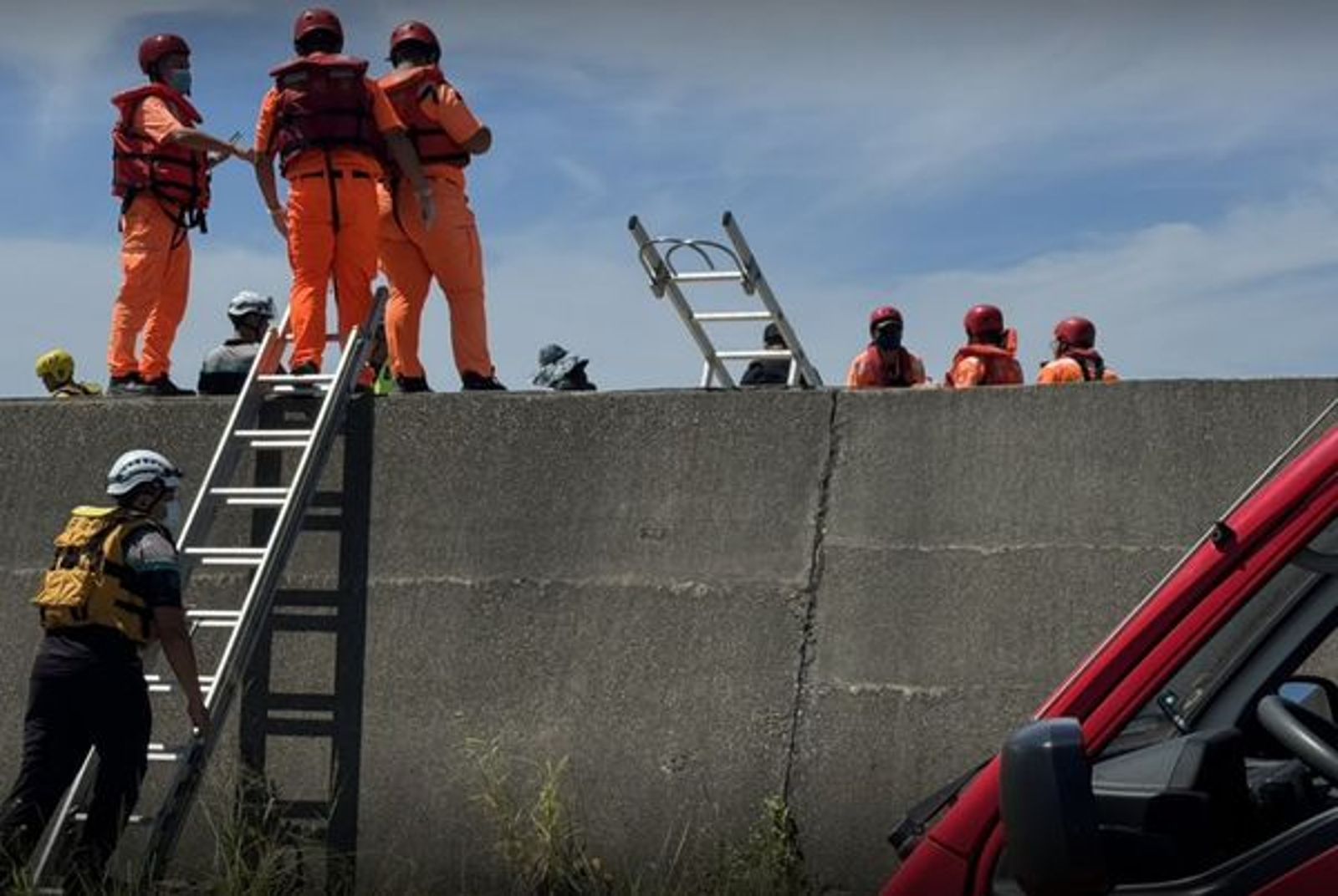 警方與海巡利用漲退潮時機，將遺體順利移出並送交法醫檢驗。（翻攝畫面）