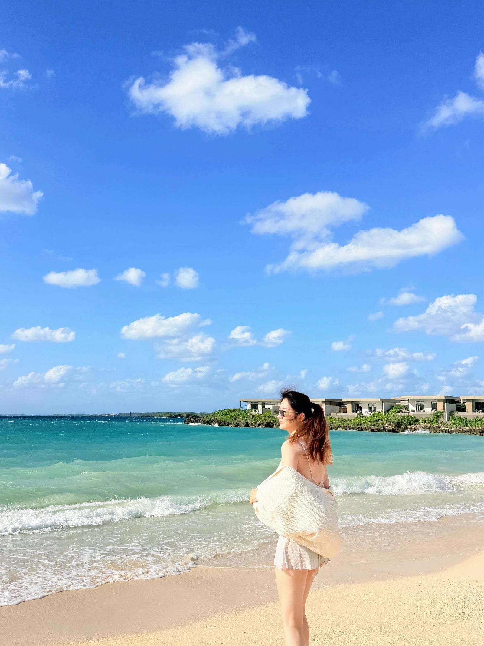 吳亞馨漫步在碧海藍天的沙灘上，曬出美背和長腿。（翻攝maggiewu1008 IG）