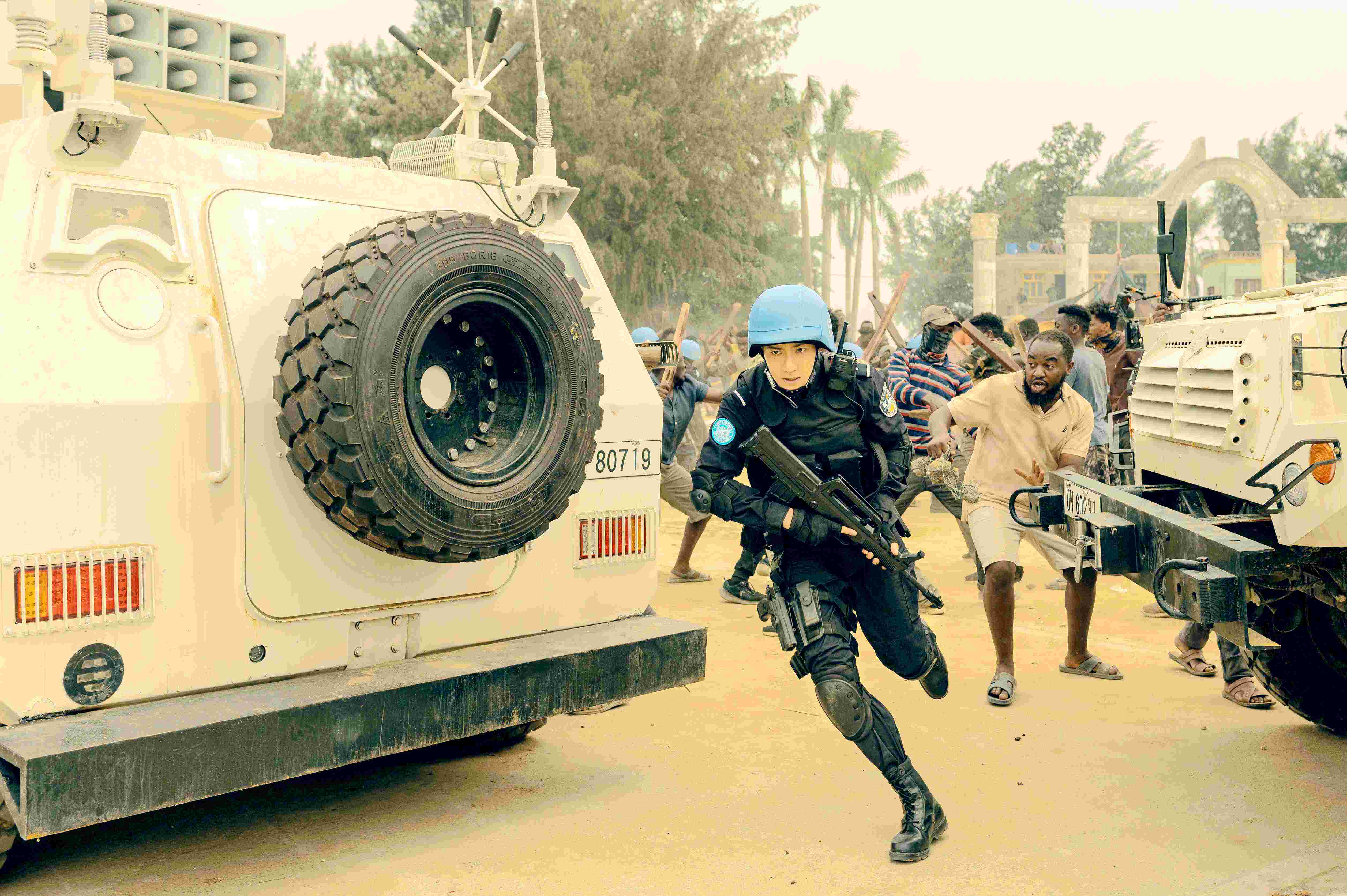 中國大陸人氣男星王一博與黃景瑜的《維和防暴隊》，在對岸創下約新台幣25億票房紀錄。（海鵬提供）