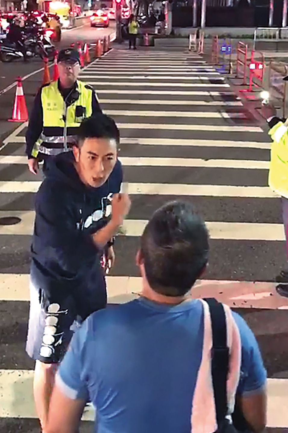 2020年，趙駿亞（中）曾在大馬路上和義交起衝突，並和路旁勸架民眾起口角。（讀者提供）