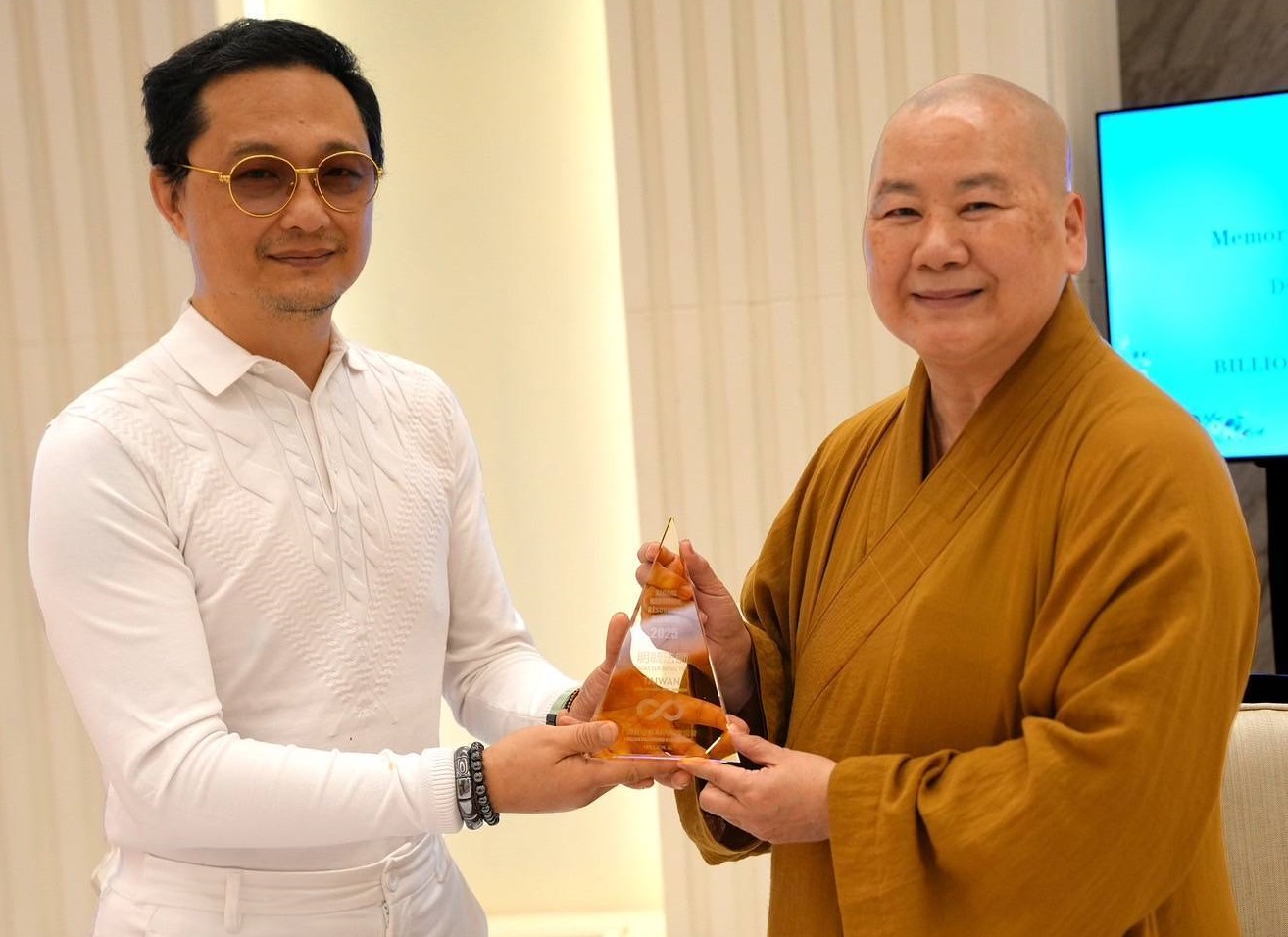 十億覺行者導師明毓法師(右)與主席劉楚明(左)於泰國法身寺簽定合作備忘錄,共同發起「護國息災大法會」。(十億覺行者國際協會提供)