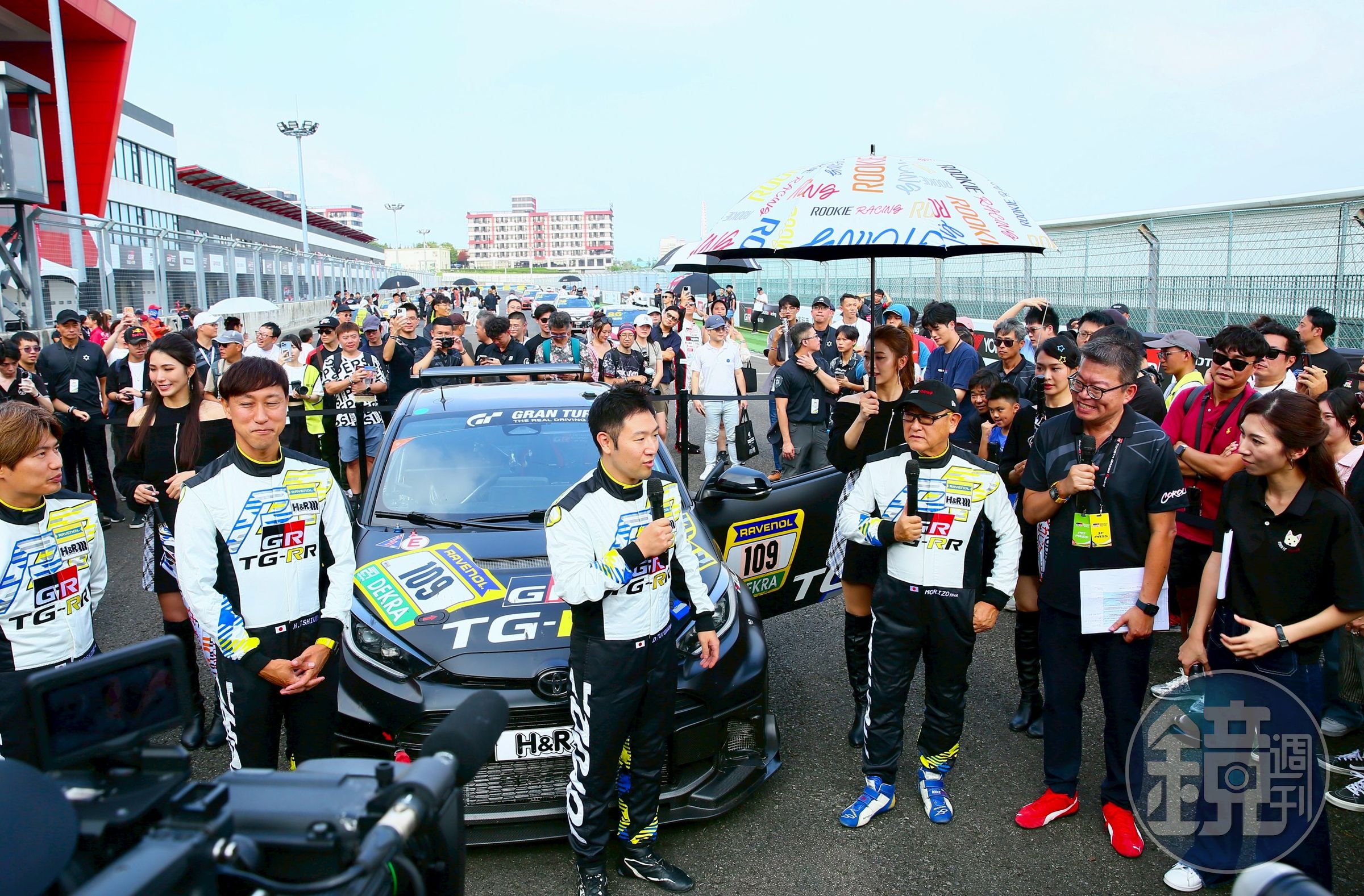 豐田集團（TOYOTA）會長豐田章男笑稱自己內建感測器，會往支持賽車的地方前進。