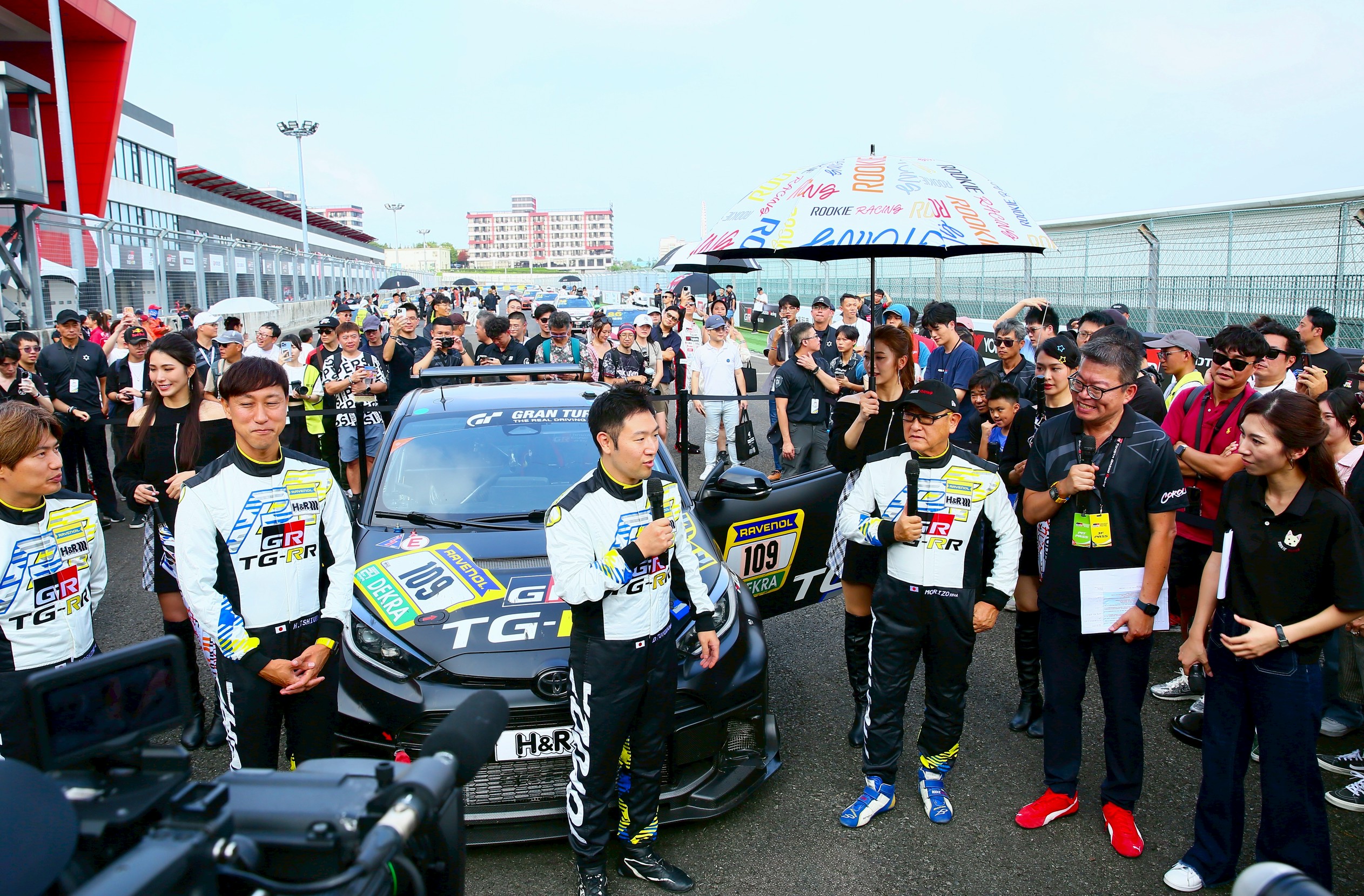 豐田集團(TOYOTA)會長豐田章男笑稱自己內建感測器,會往支持賽車的地方前進。