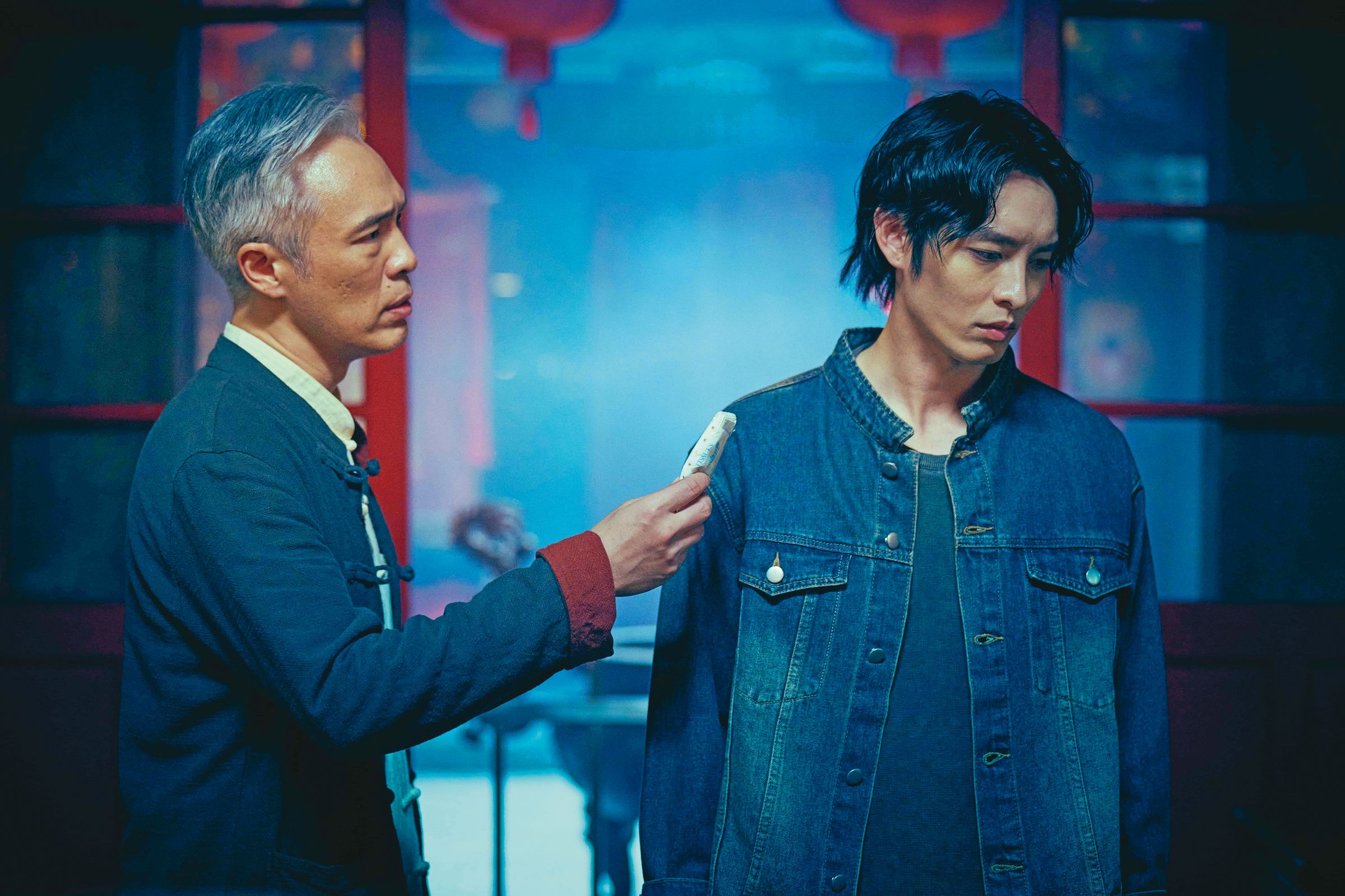 與主角親近的長輩，是樊光耀（左）常在影視中演出的角色；最近他在恐怖電影《祭弒》飾演曹佑寧（右）的父親。（威視電影提供）