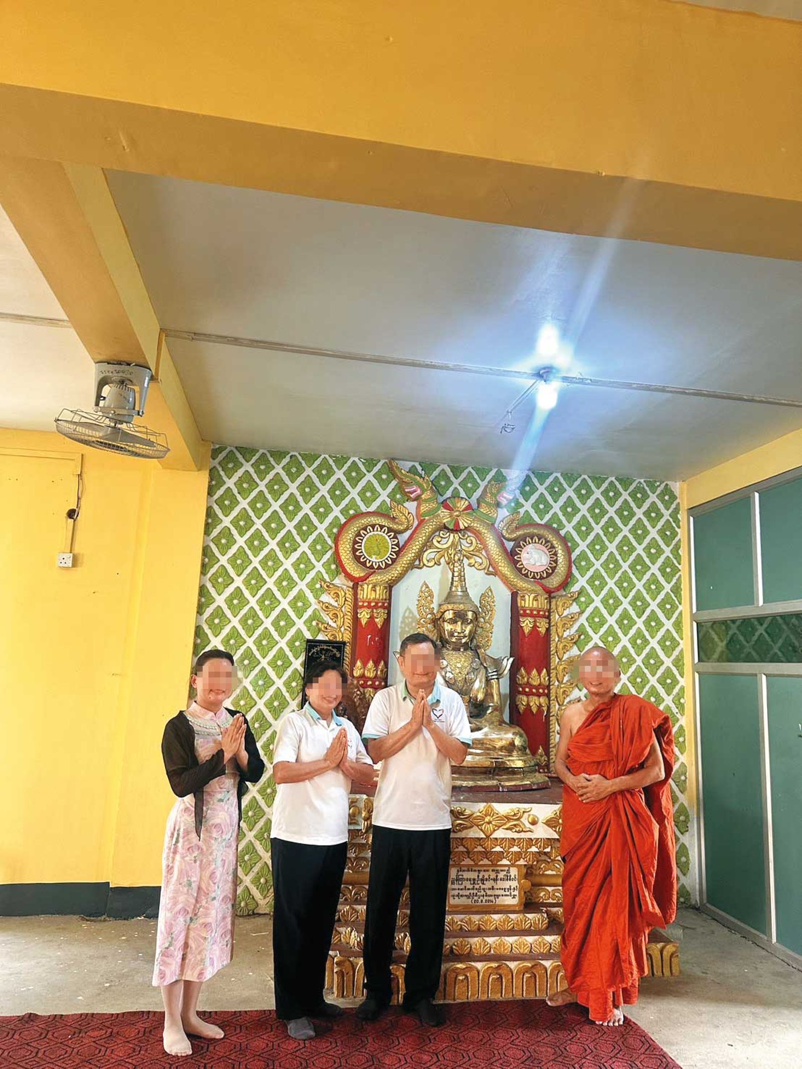 台籍林姓夫妻(中間白衣者)入住長城飯店遇到強震,林妻(左2)不幸身亡。(台商總會提供)