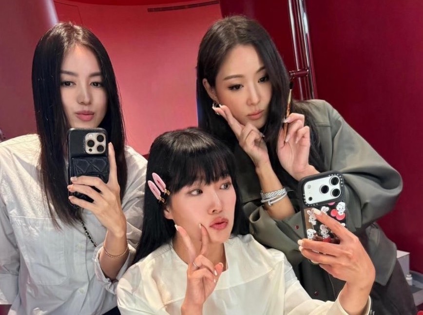 孫芸芸（右起）、廖曉喬、林牧潔「微風幫」好姐妹合體。（翻攝aimeeyunyunsun IG）