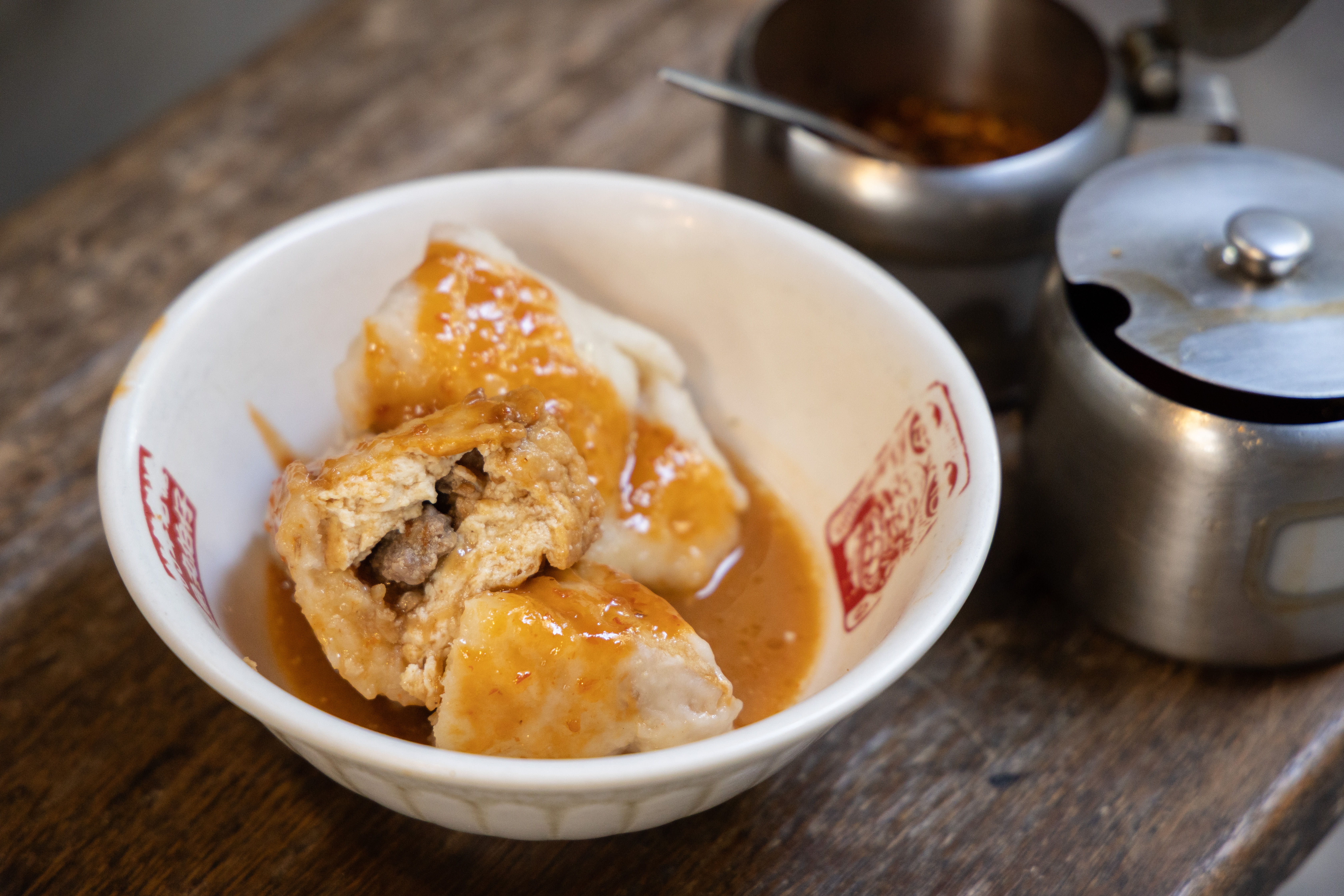 乾吃、沾醬的「豆干包」是基隆的一大特色美食。（30元／份）