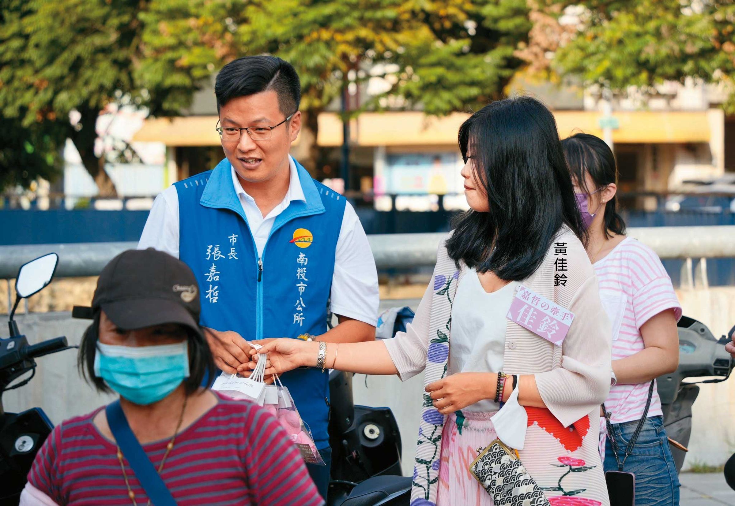去年5月母親節前夕,黃佳鈴(右)首度與市長丈夫張嘉哲(左)同框曝光,算是第一次公開亮相。(翻攝張嘉哲臉書)