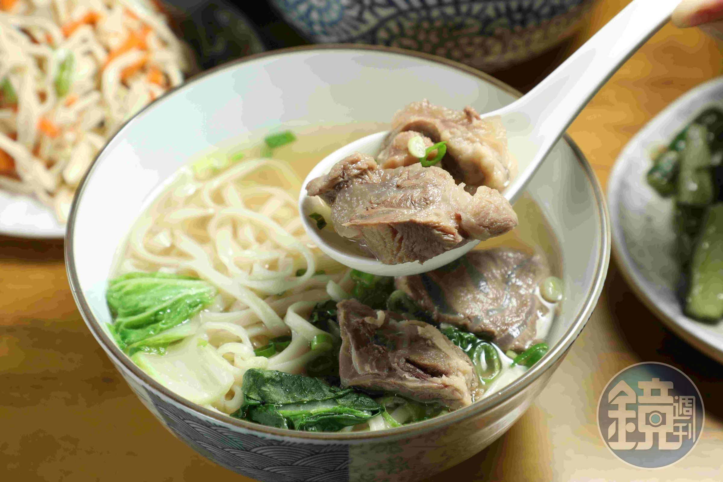 「清燉牛肉麵」竟然有當歸香味，用當歸大骨和洋蔥熬岀來的湯頭很清，使得所有蔬菜顯得特別漂亮，尤其是牛筋部位。（180元／小碗）