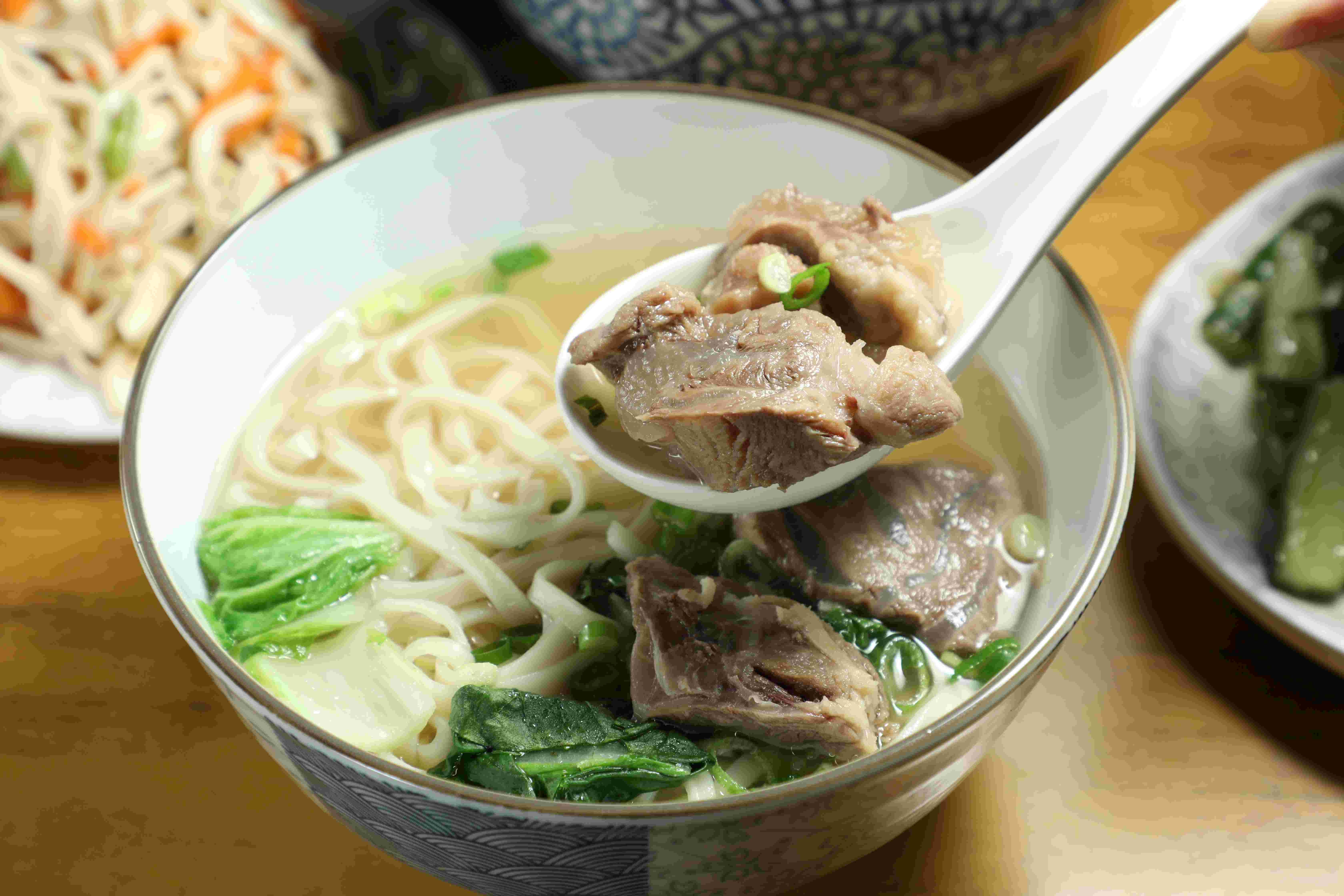 「清燉牛肉麵」竟然有當歸香味，用當歸大骨和洋蔥熬岀來的湯頭很清，使得所有蔬菜顯得特別漂亮，尤其是牛筋部位。（180元／小碗）